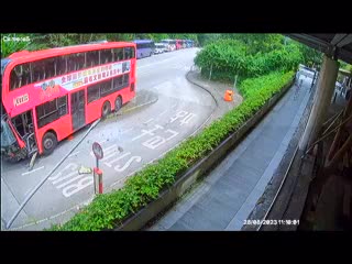 九巴車頭嚴重損毀。fb：車cam L（香港群組）
