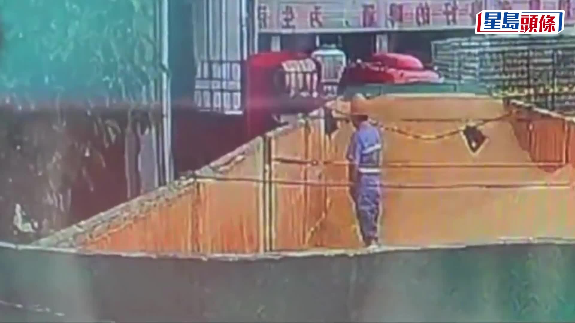 網民發布影片指有工人爬進青島啤酒三廠原料倉小便。