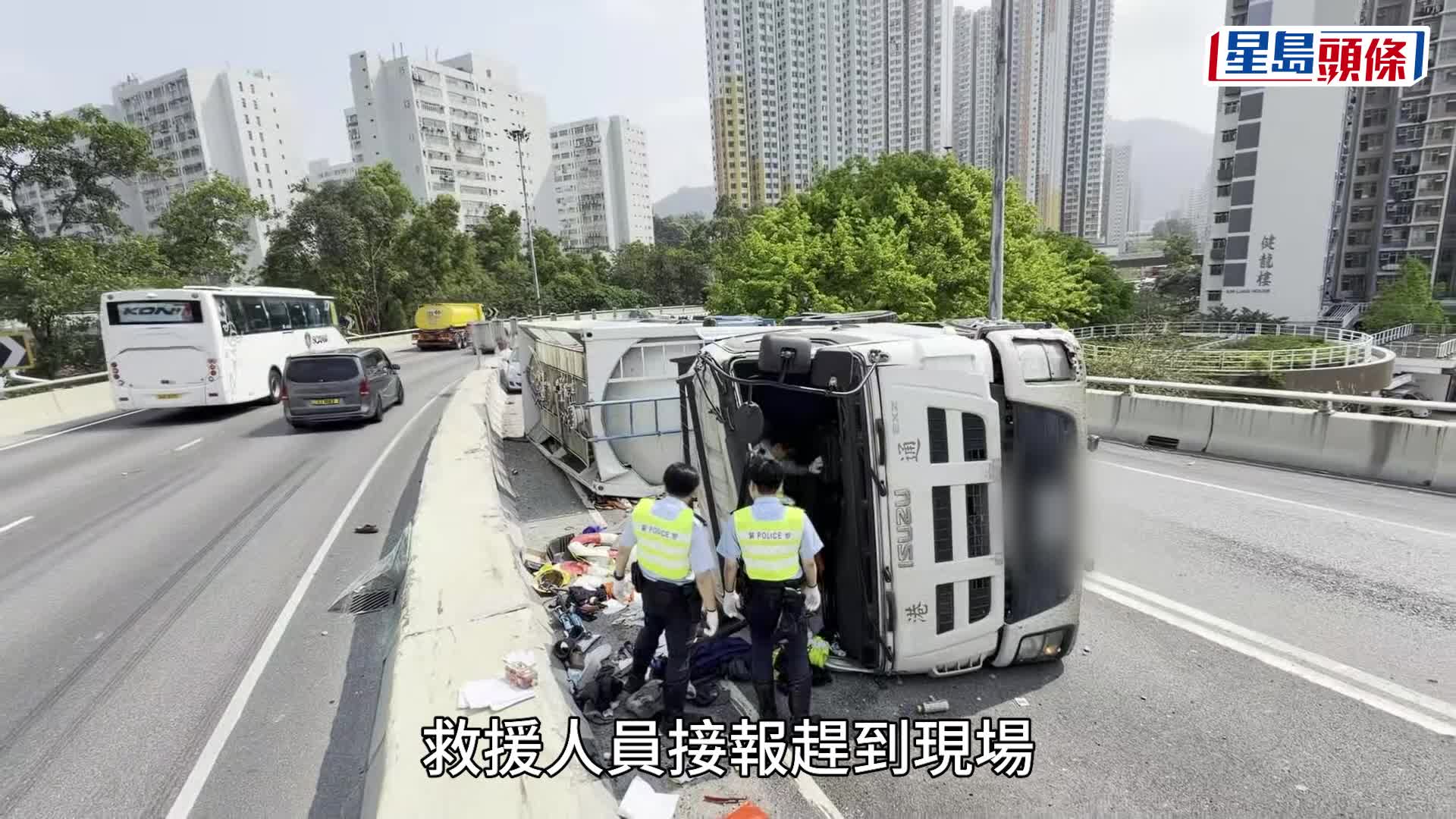 屯门龙富路货车翻侧司机被困 压向私家车车顶变形 2伤送院