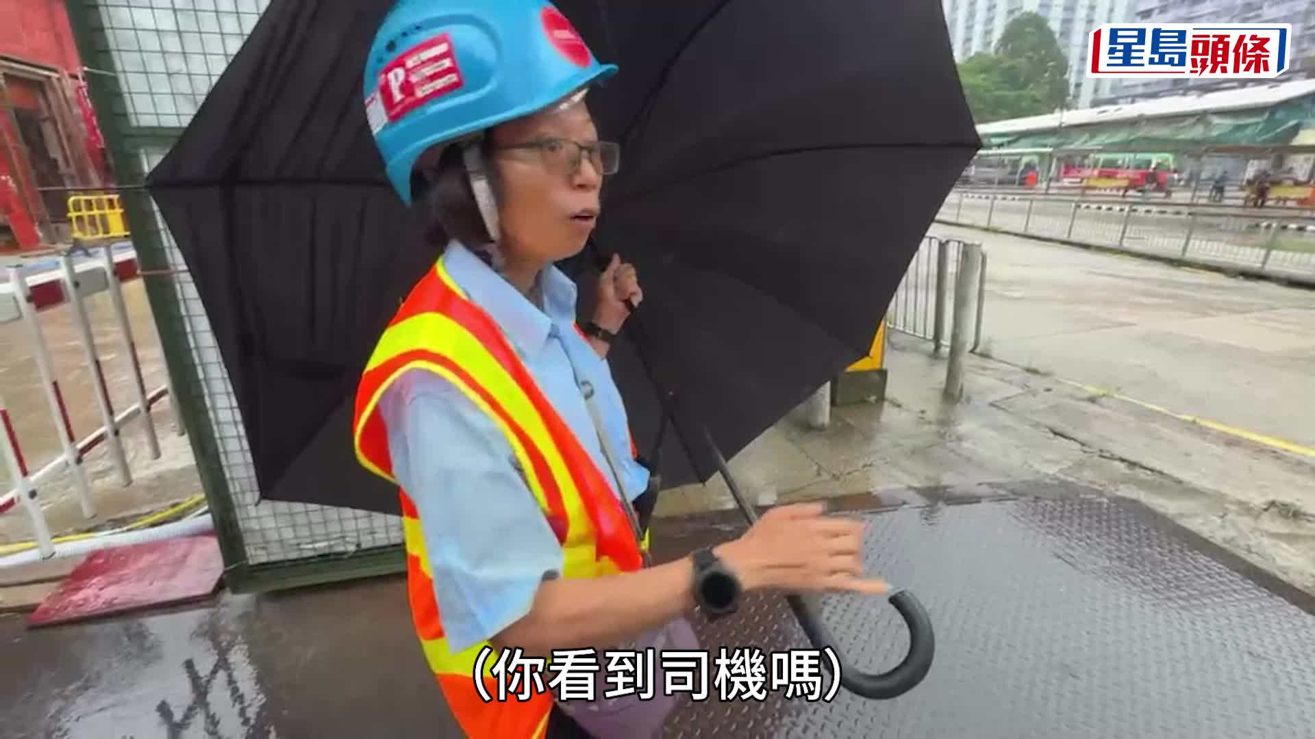 私家車撞欄衝上行人路，男司機一度被困獲救送院。劉漢權攝
