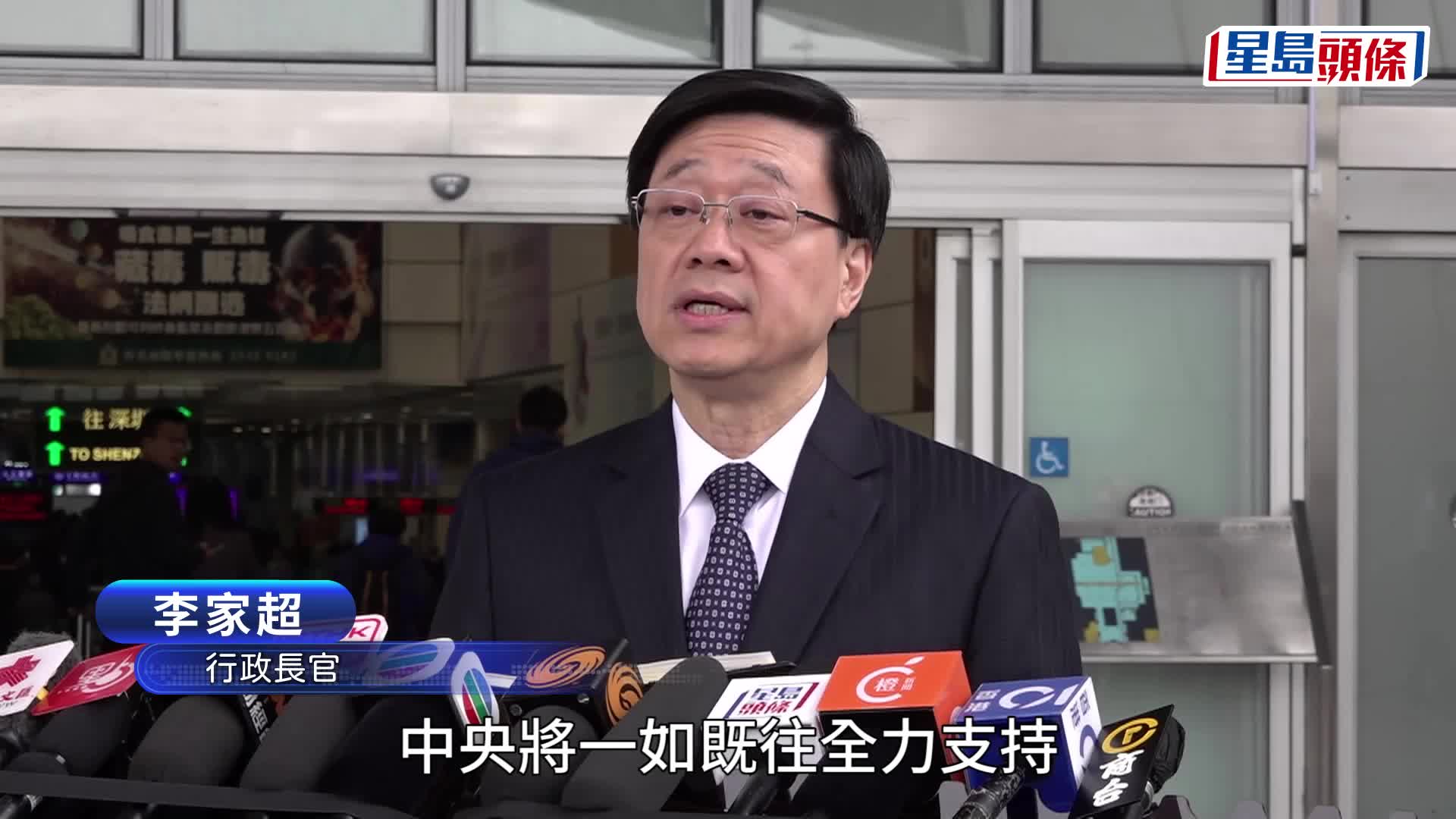 夏寶龍今乘坐專車抵達中聯辦。陳極彰攝