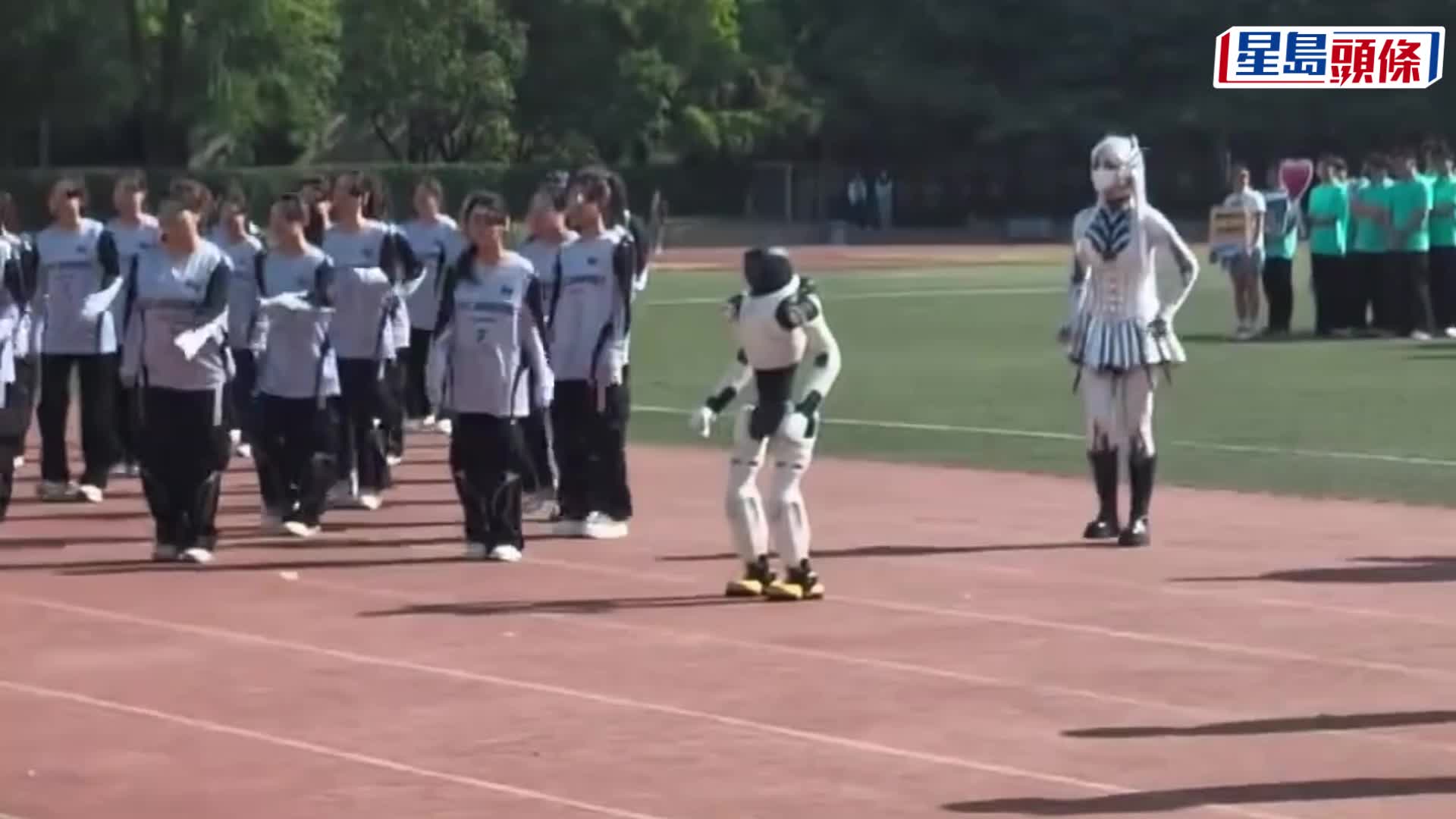 運動會表演突失控，機械人「熊抱」女學生惹虛驚。