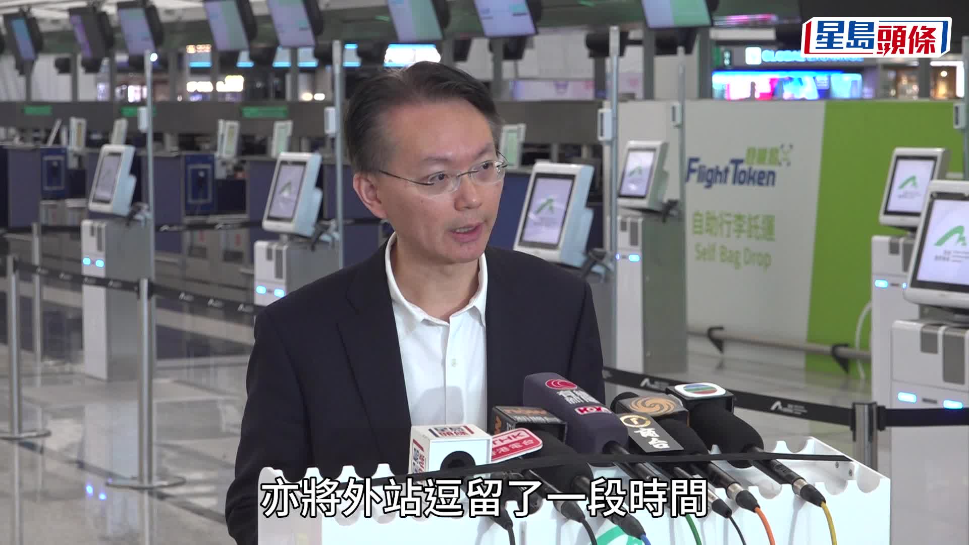 樺加沙襲港，機場航班升降大受影響。盧江球攝
