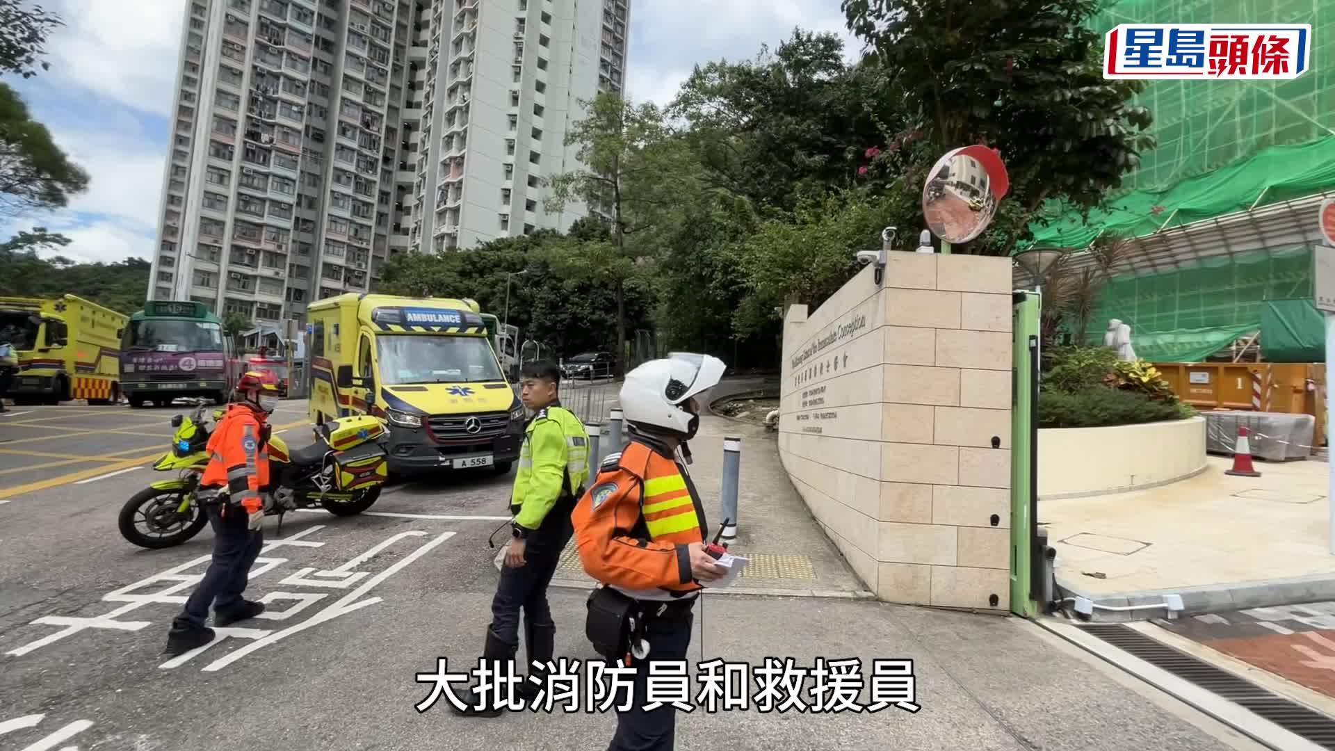 兩校巴相撞多人傷，警員到場調查。梁國峰攝