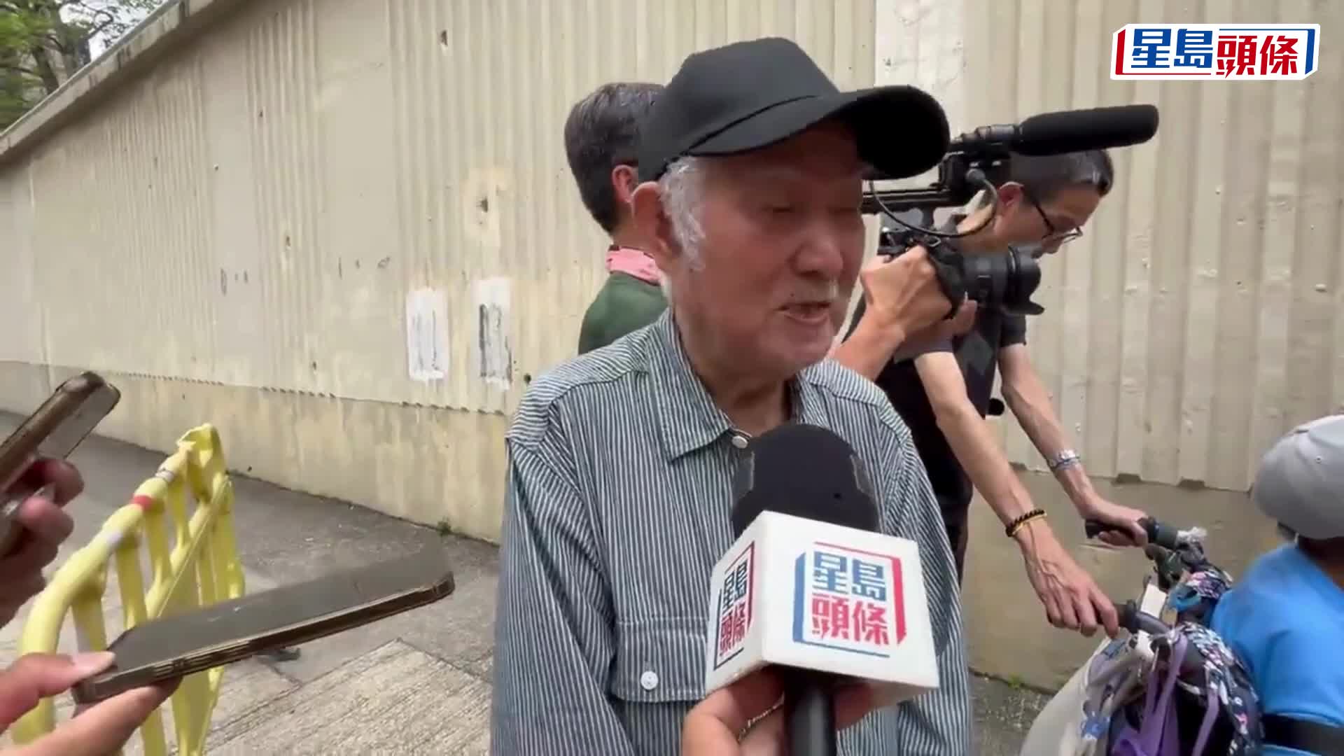 老裁縫麥先生欲回家取回部分自製西裝。楊偉亨攝