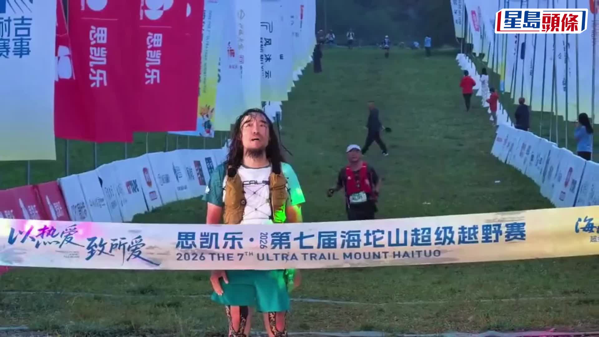  河北越野賽選手衝線前國歌突播，終點線前肅立跟唱。 