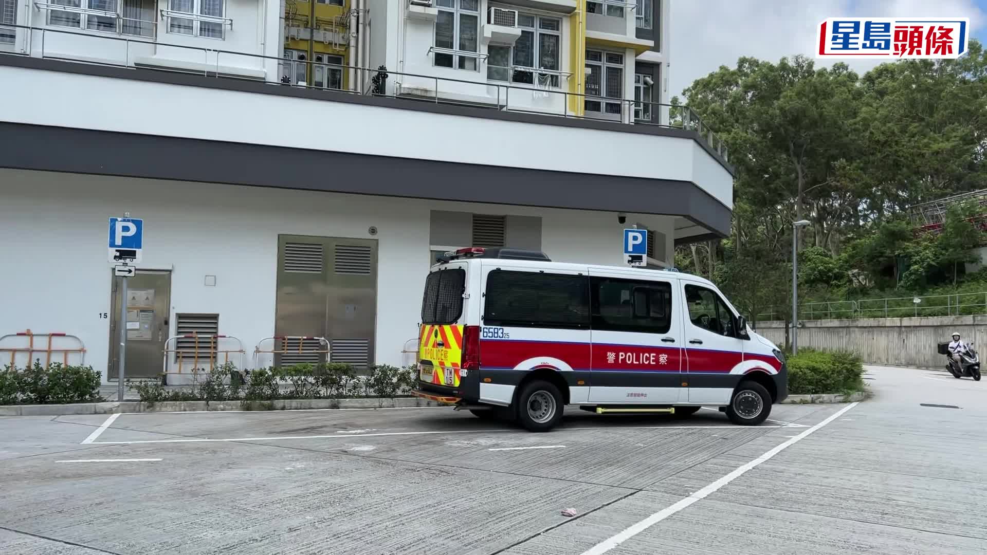 兩女死者遺體移往殮房。蔡楚輝攝