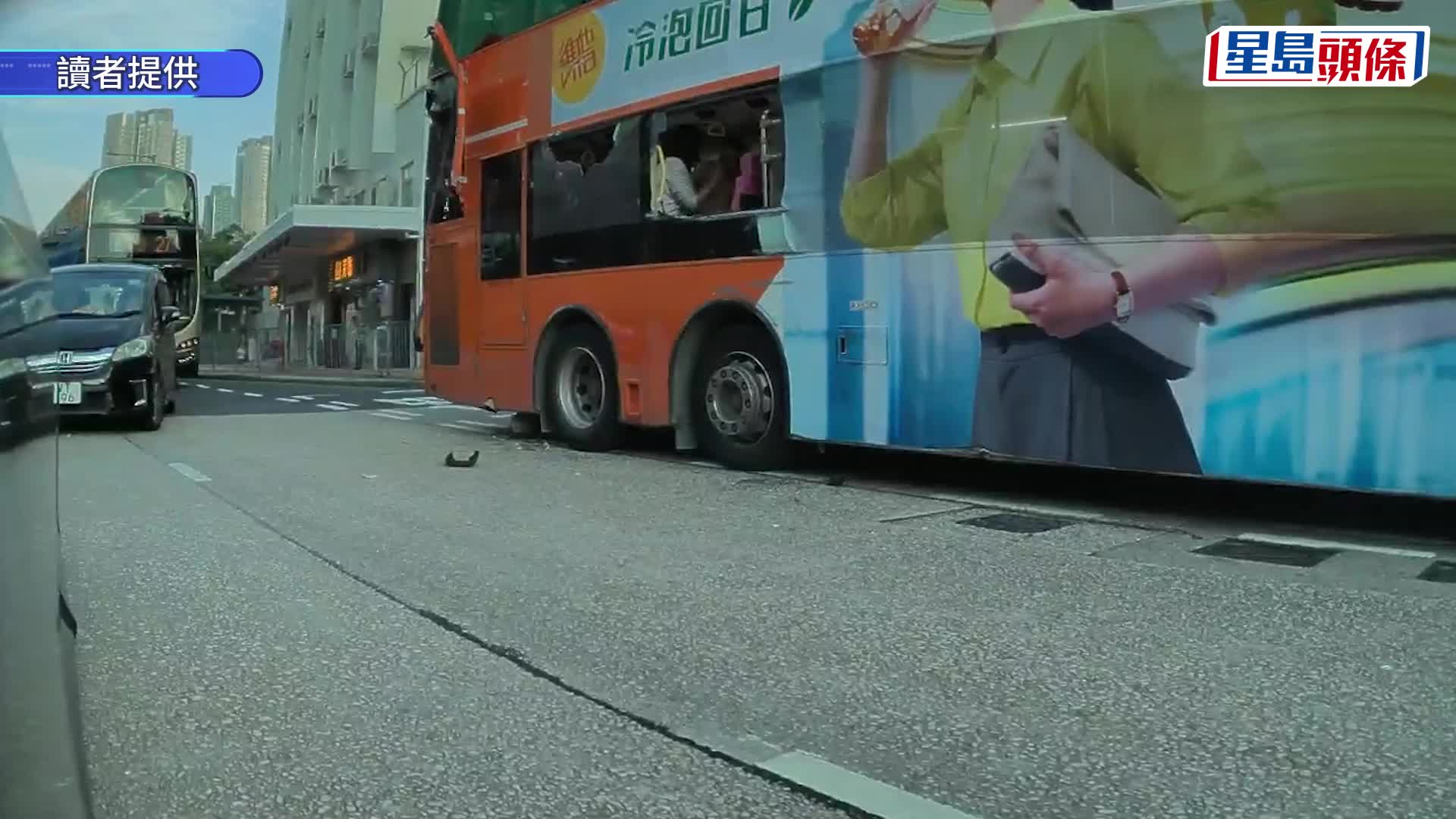 車Cam直擊｜九龍城貨車直撞埋站巴士 玻璃窗爆裂乘客驚魂