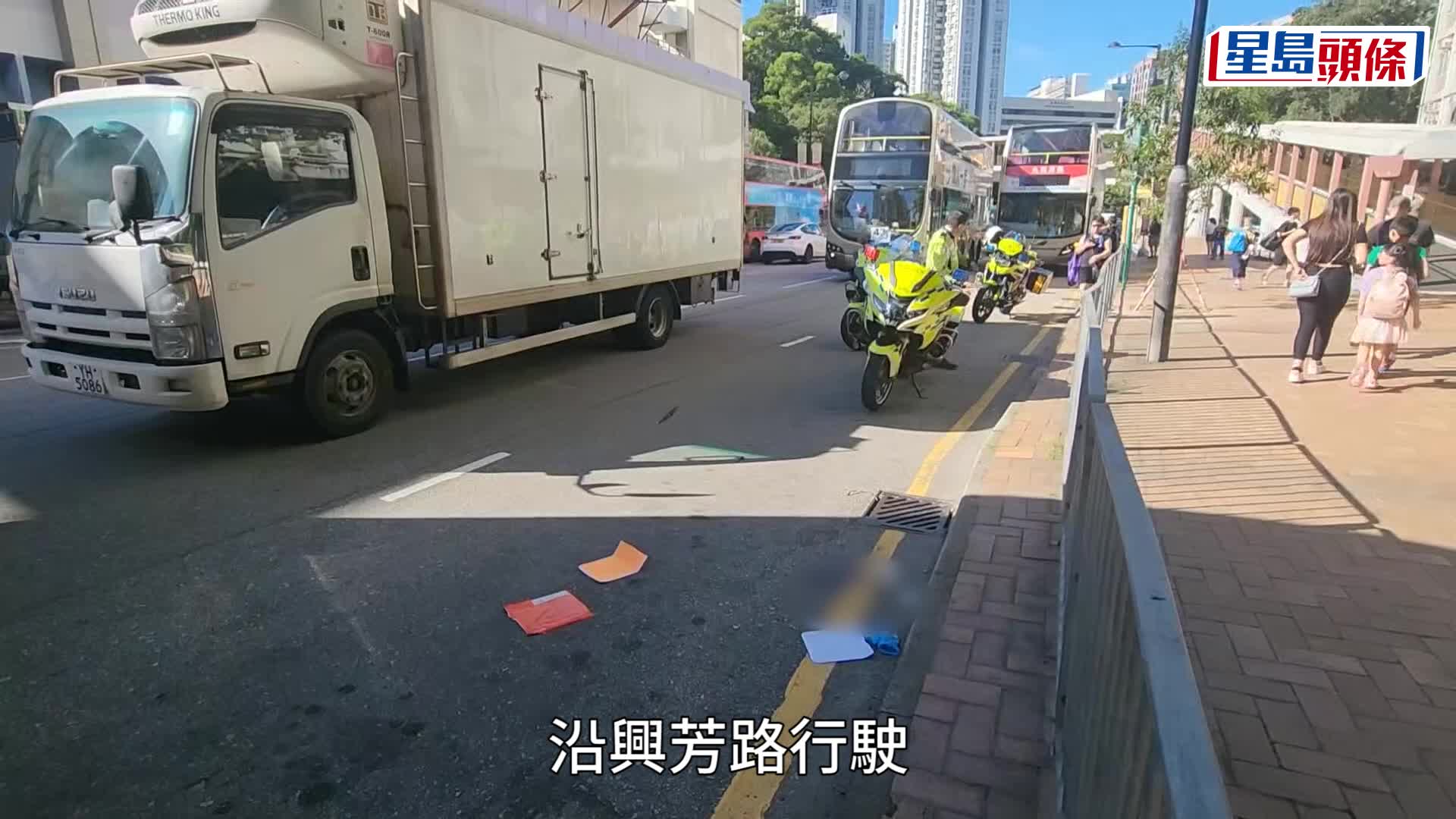 有片｜葵涌中年漢落巴士後過馬路 捱小巴撞飛彈數米 頭部重創送院