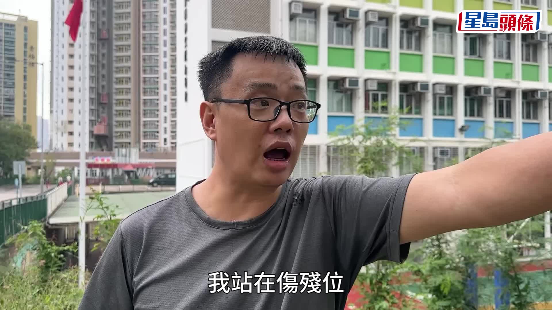 青衣客貨車疑剷壆越線撼九巴後翻側  男乘客被困救出送院不治。梁國峰攝