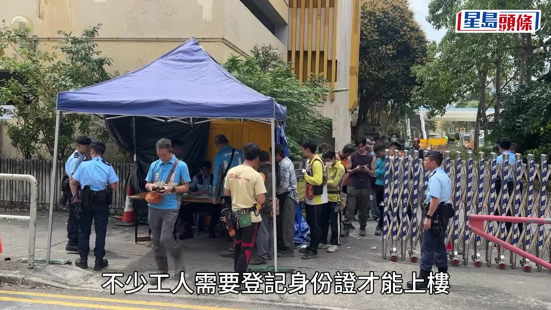 工人要在警崗登記後方可進入屋苑。劉漢權攝