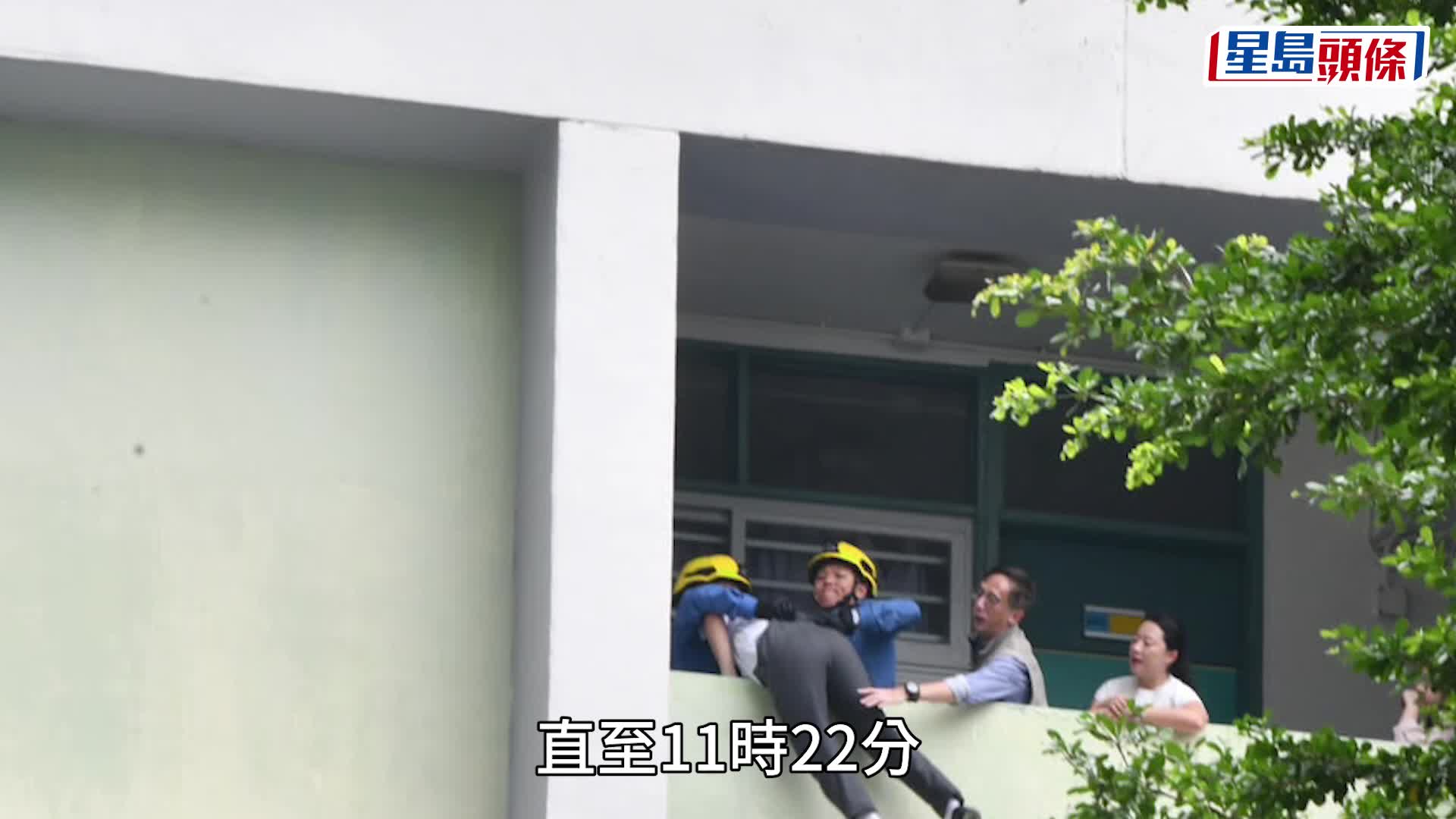男生與救援人員對峙2個多小時，被消防員救回安全位置。梁國峰攝