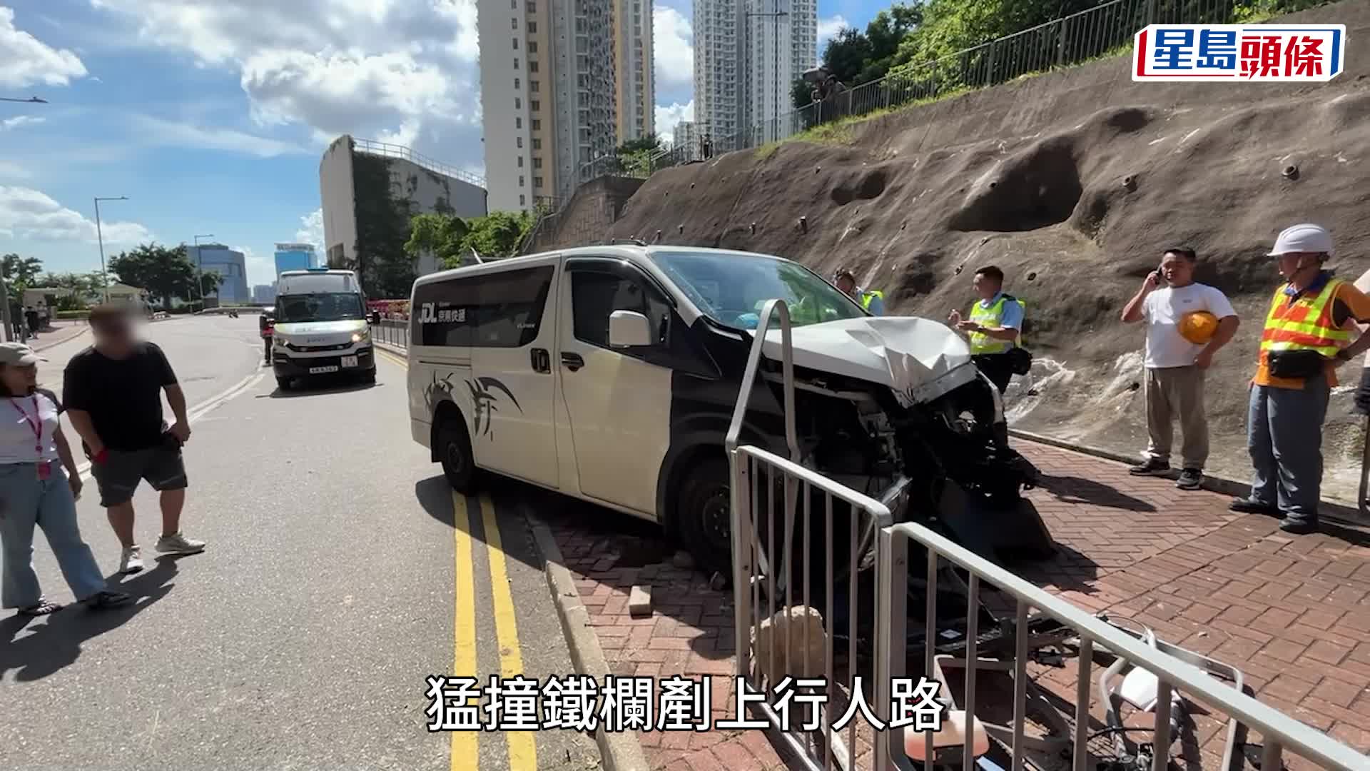 客貨車撞欄剷上行人路撞倒3名工人。fb馬路的事 (即時交通資訊台) Book Seiko圖片 