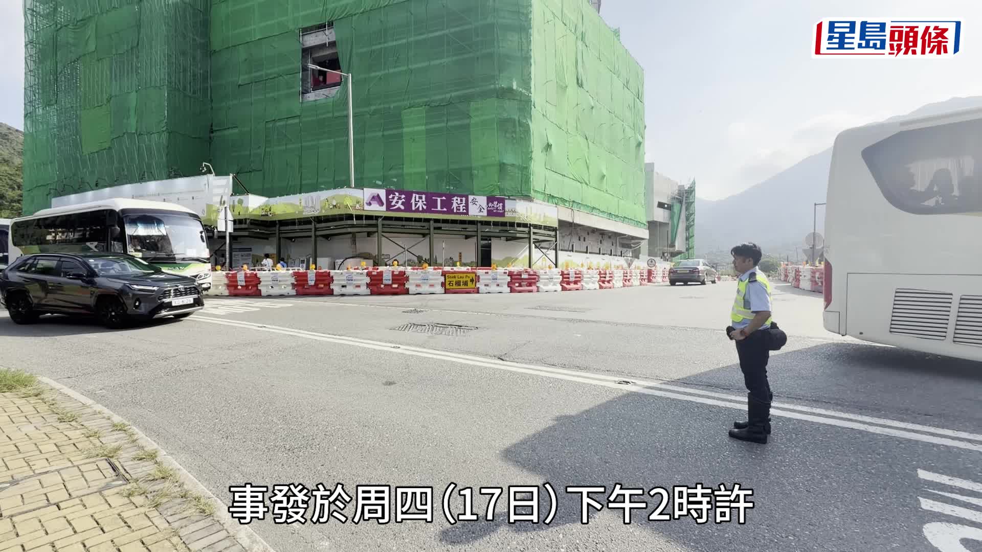 東涌道貨車大量鋼枝傾塌 來回全封多條嶼巴受阻 司機被控載貨不穩