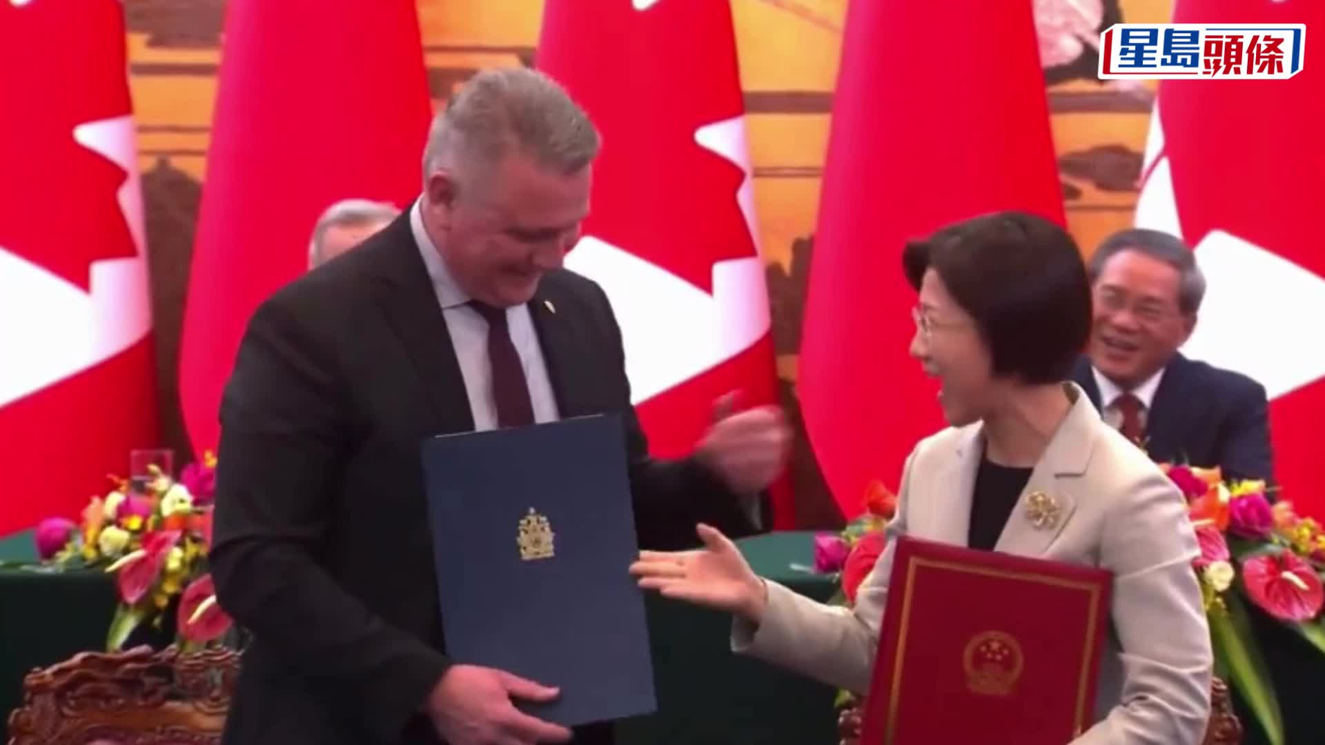 中加部長簽約「擺烏龍」 惹笑聲，海關總署女署長欲握手對方誤解。 路透社