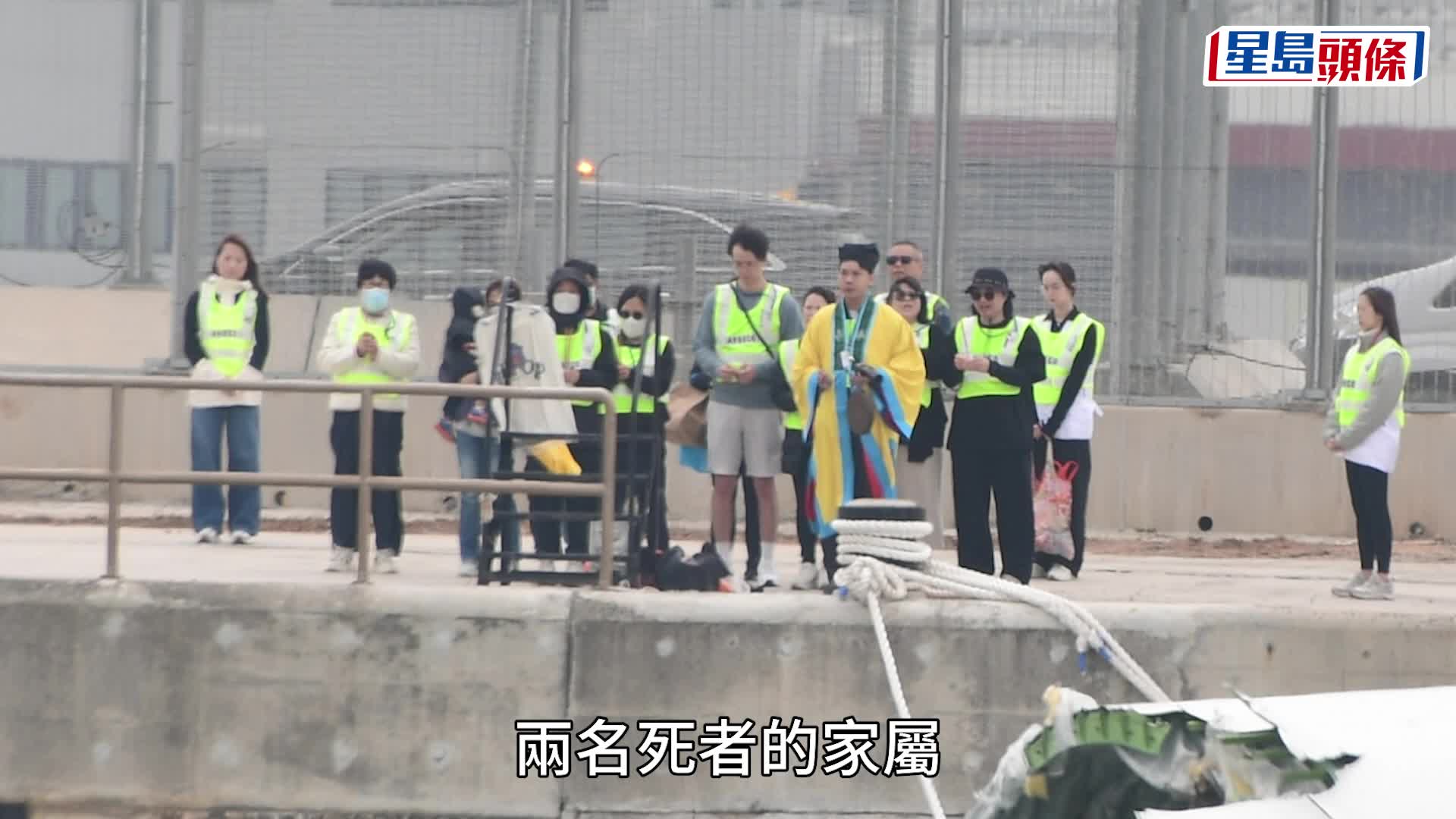機場貨機墮海｜兩死者10多家屬路祭 手抱嬰兒號角聲中愁雲慘霧
