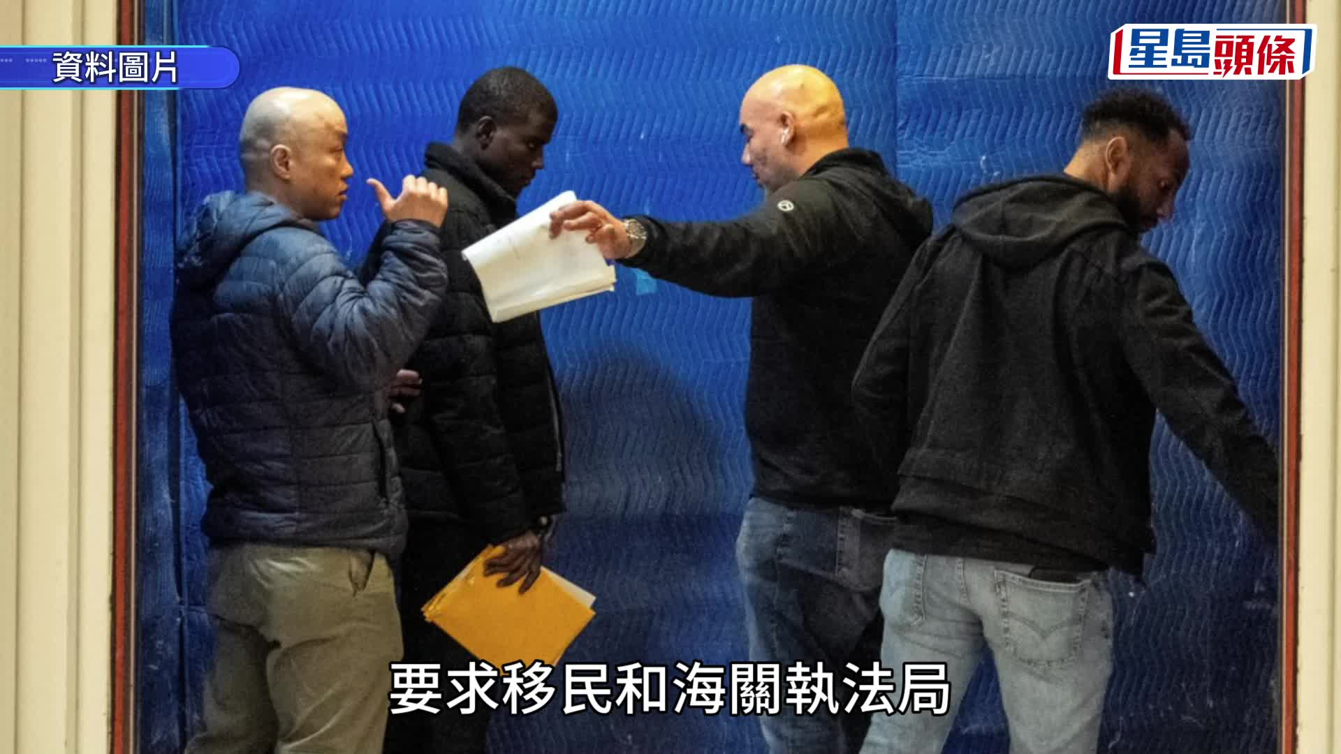 聯邦執法人員向示威者發射閃光彈。路透社