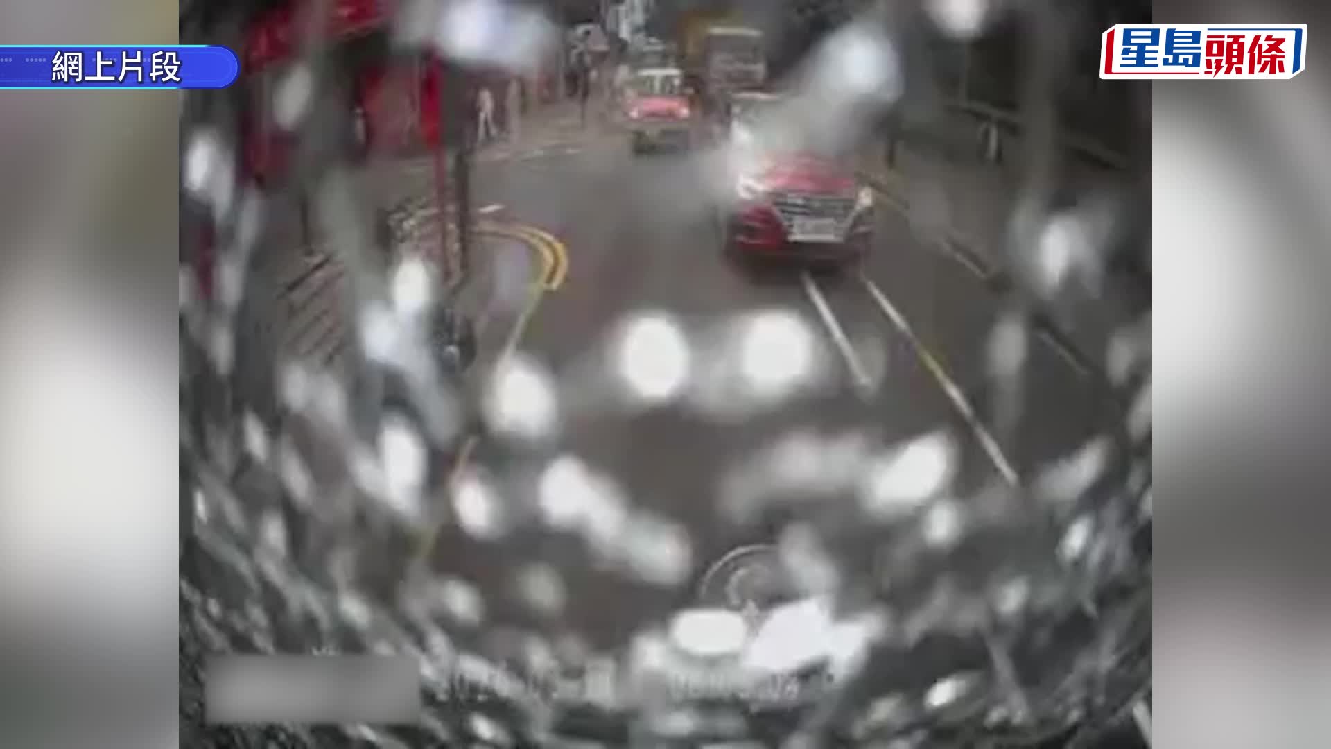红色私家车与电单车相撞，铁骑士冲前撼爆客货车尾的玻璃窗。fb 马路的事讨论区