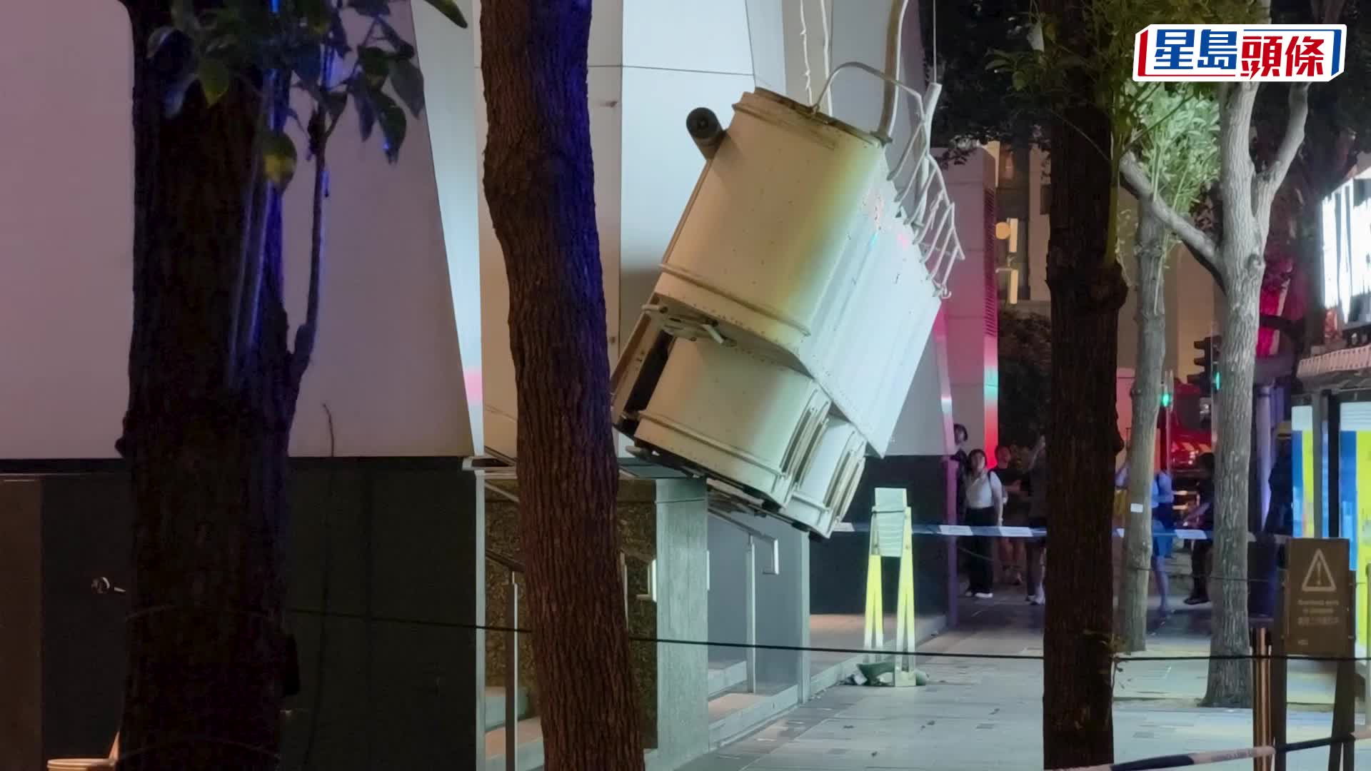 有片｜中環怡和大廈兩吊船工人困半空 消防飛將軍出動 兩小時成功解救