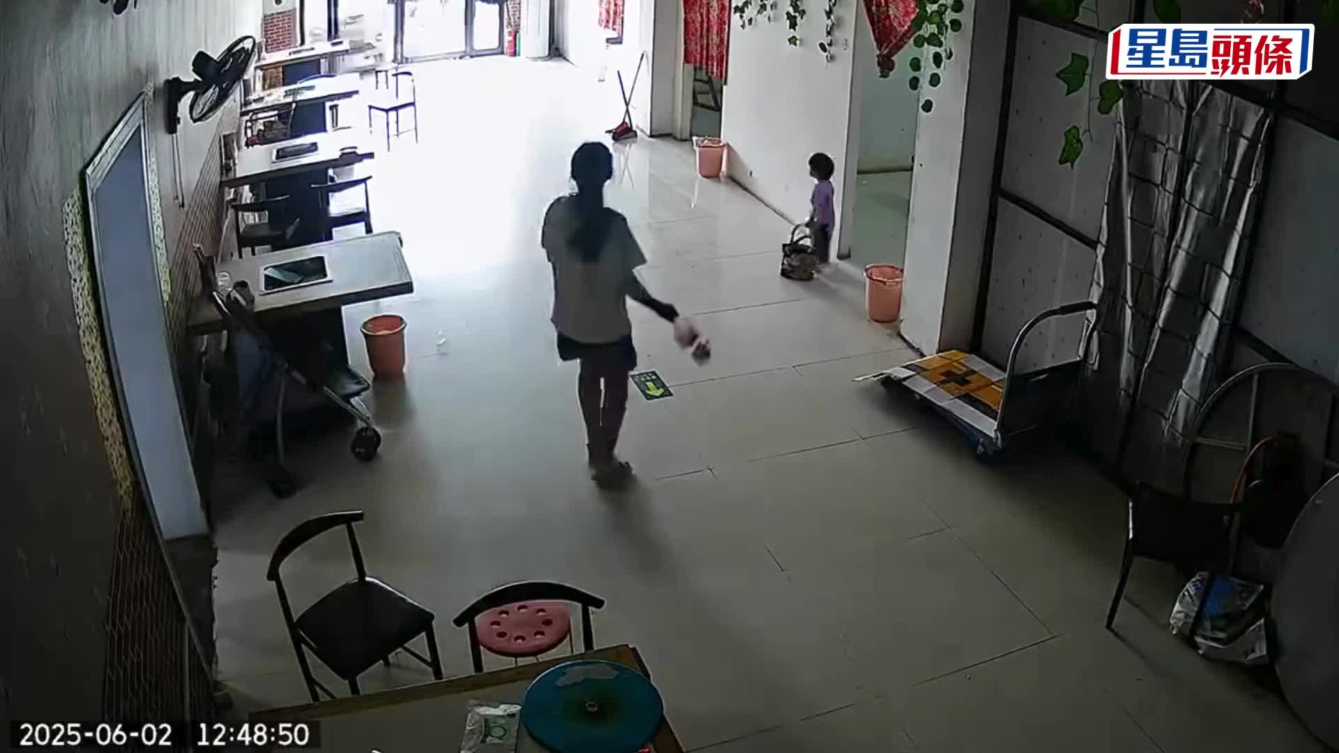 死神擦肩｜小型汽車失控衝店內 河南11歲女童勇救1歲妹｜有片