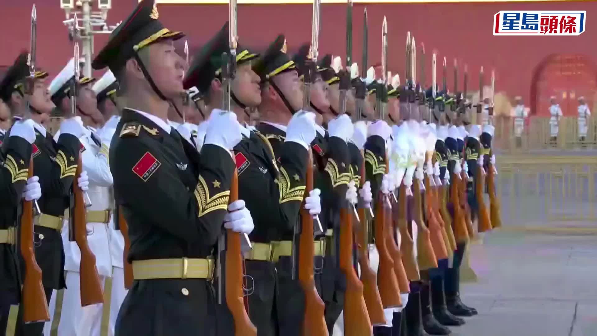 北京天安門廣場清晨舉行國慶升旗儀式。 央視截圖