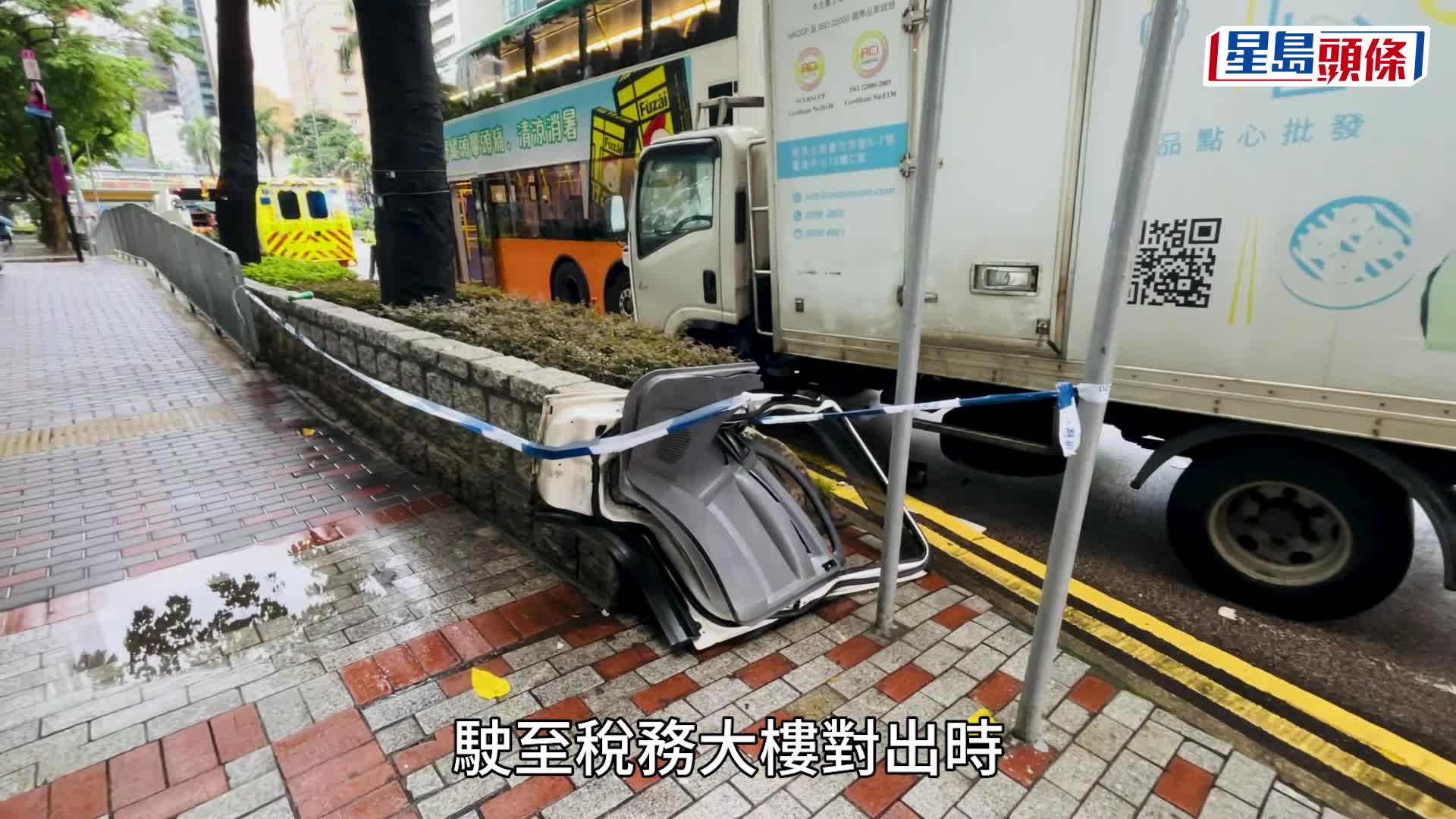 灣仔貨車猛撼城巴車尾 司機被困 消防剪開車門救人