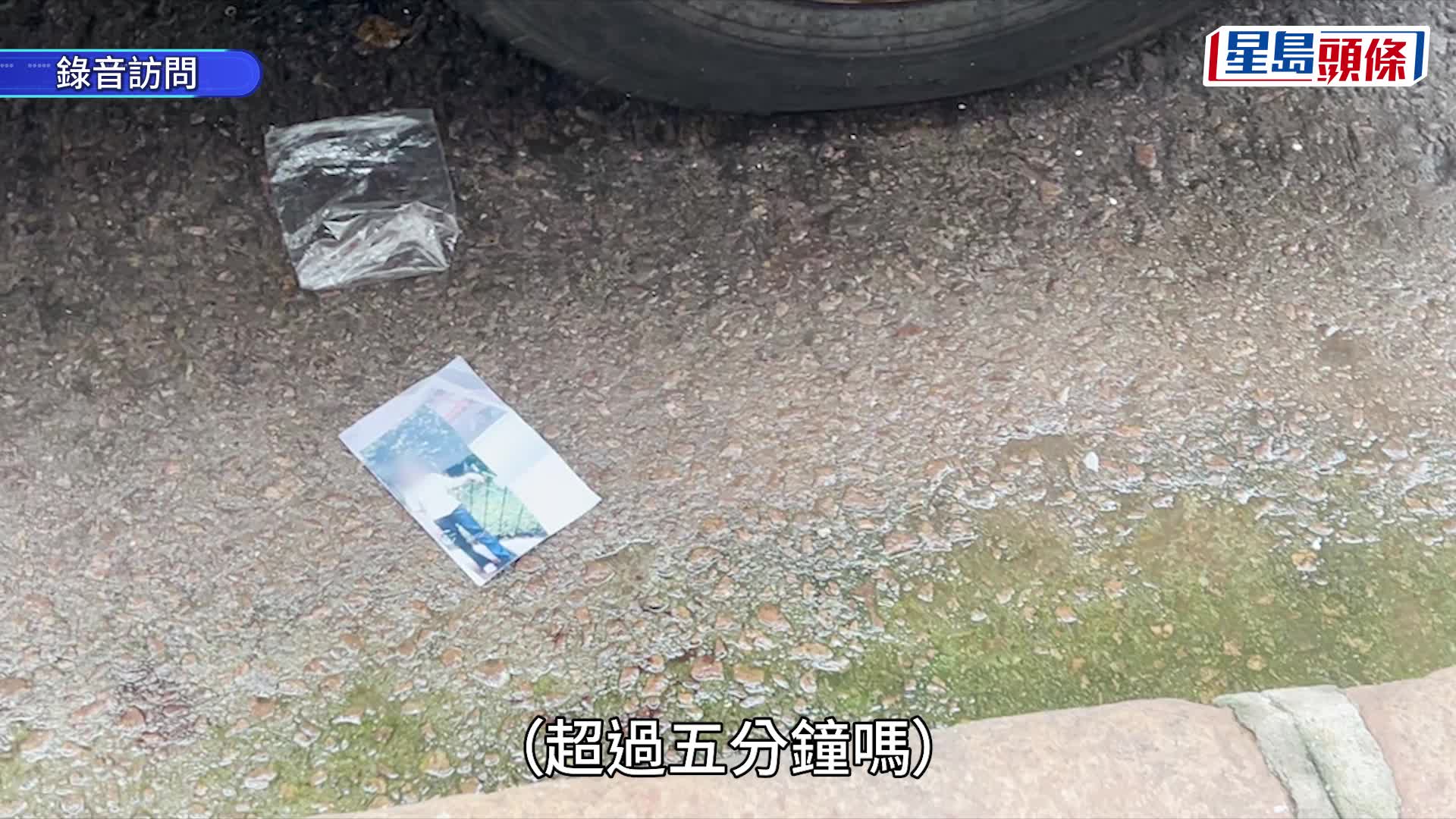 男童在母亲陪同下送院。杨伟亨摄
