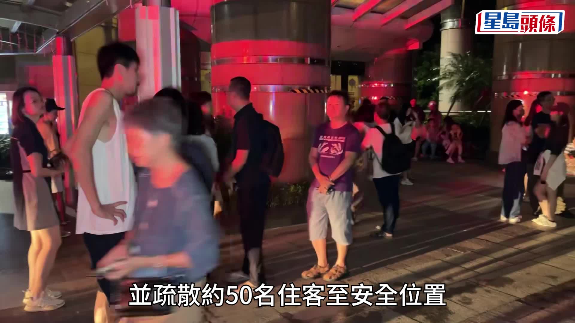 青衣灝景灣高層單位起火，逾50人疏散。（左圖：FB 青衣街坊吹水會，右：蔡楚輝攝）