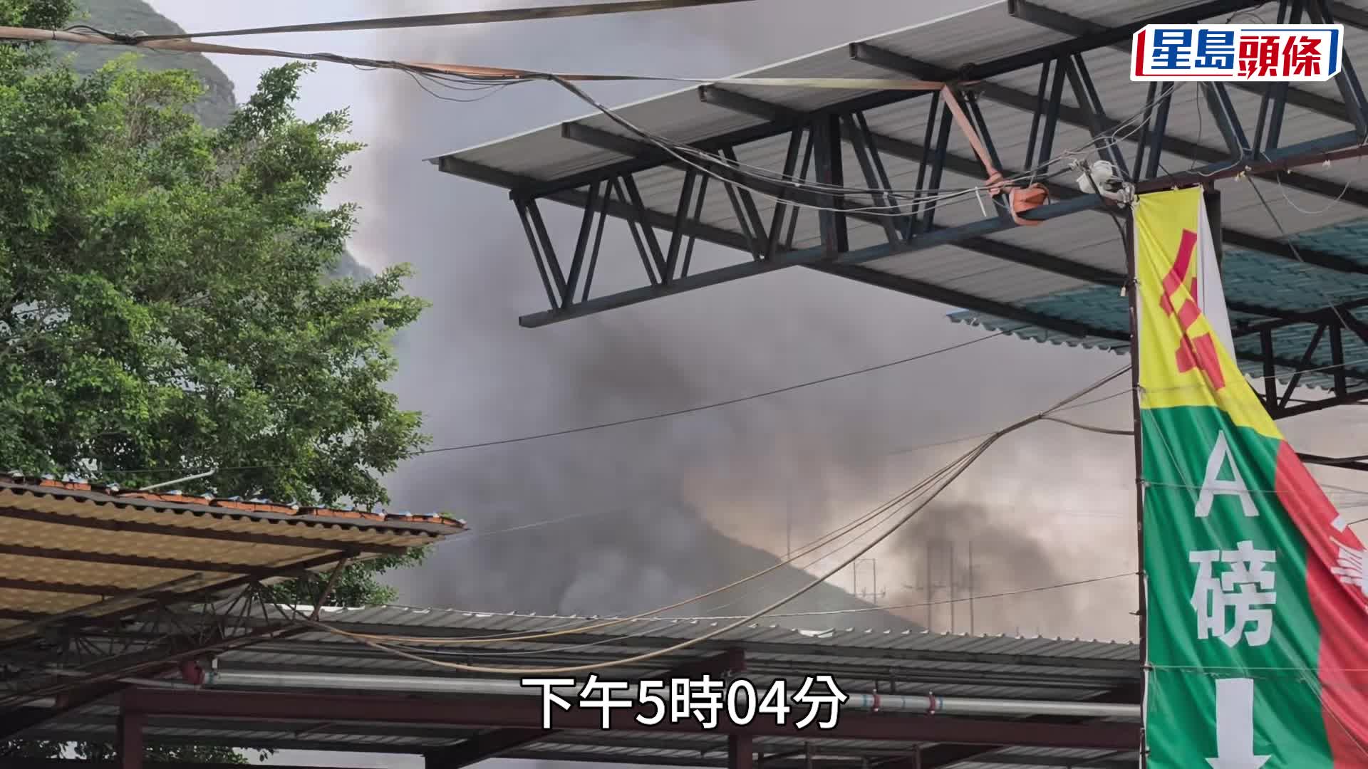 貨倉火勢猛烈。劉漢權攝