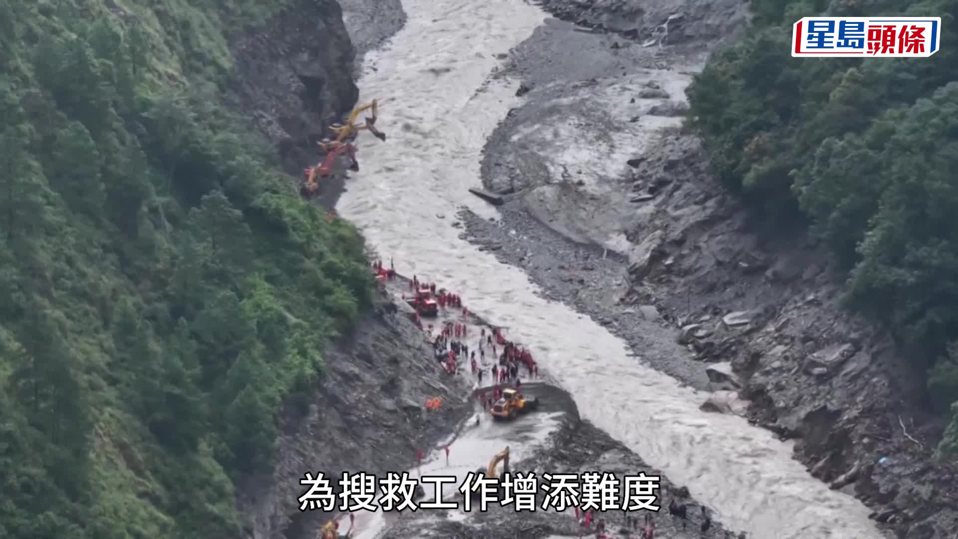 尼泊爾陸軍士兵在直升機起飛執行救援任務前就為其加油。 美聯社