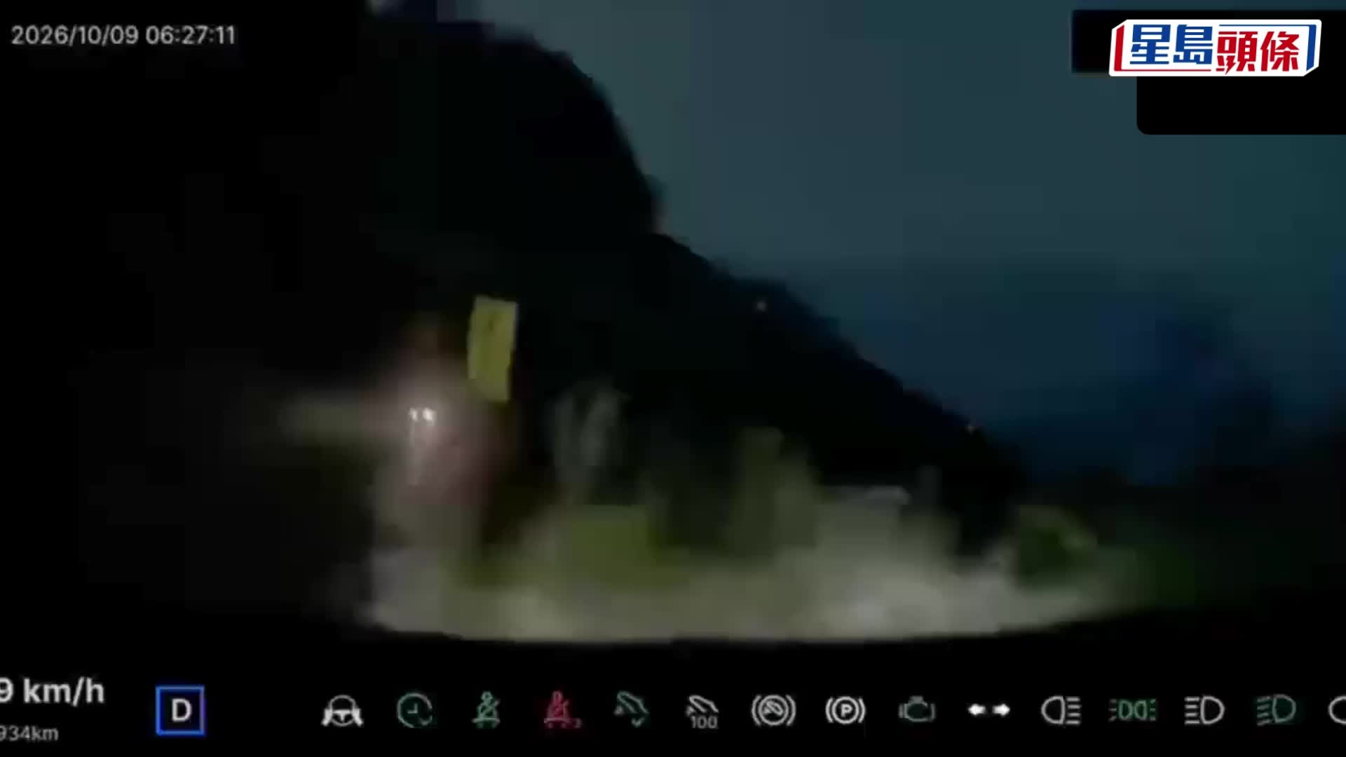 領克汽車墜百米懸崖底，司機生還車門還可開。