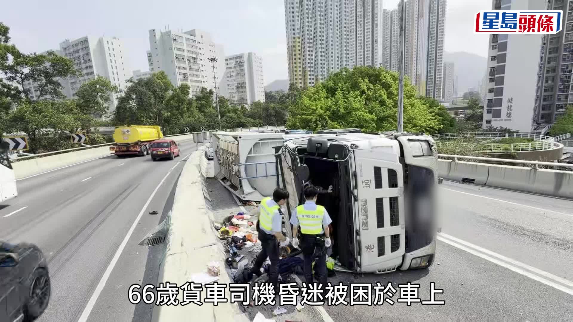 屯門龍富路貨車翻側司機被困 壓向私家車車頂變形 2傷送院