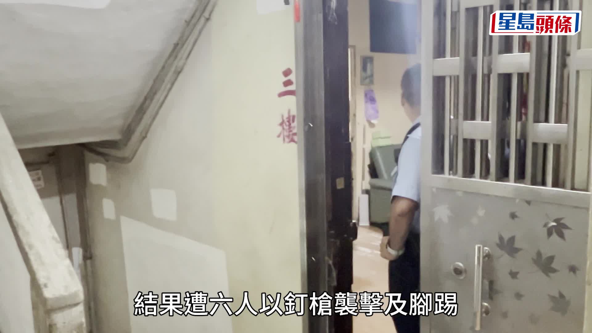 女事主手纏醫院手帶返回案發現場助查。楊偉亨攝