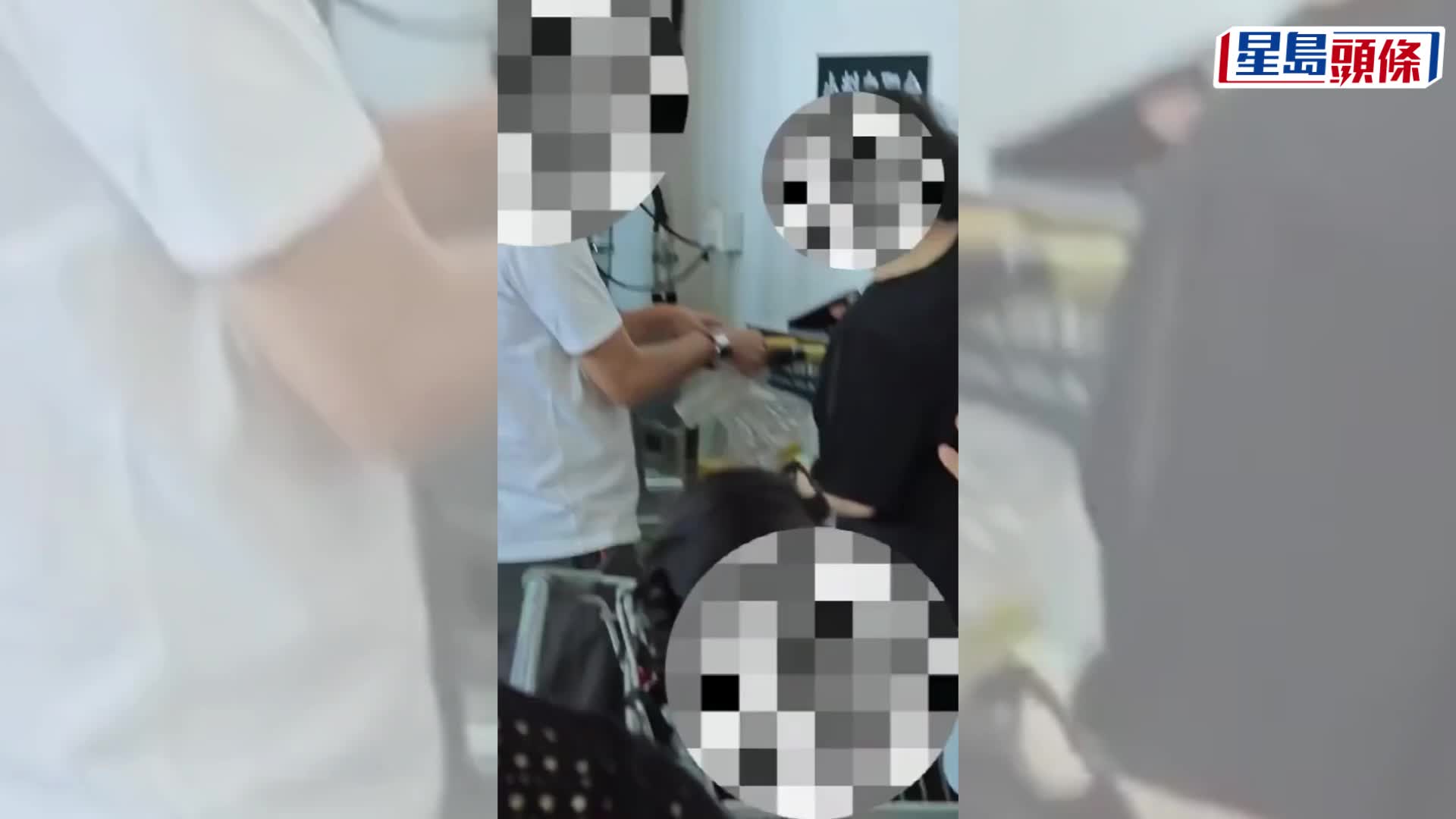 天津有貪心男女狂偷山姆的免費醬料。微博