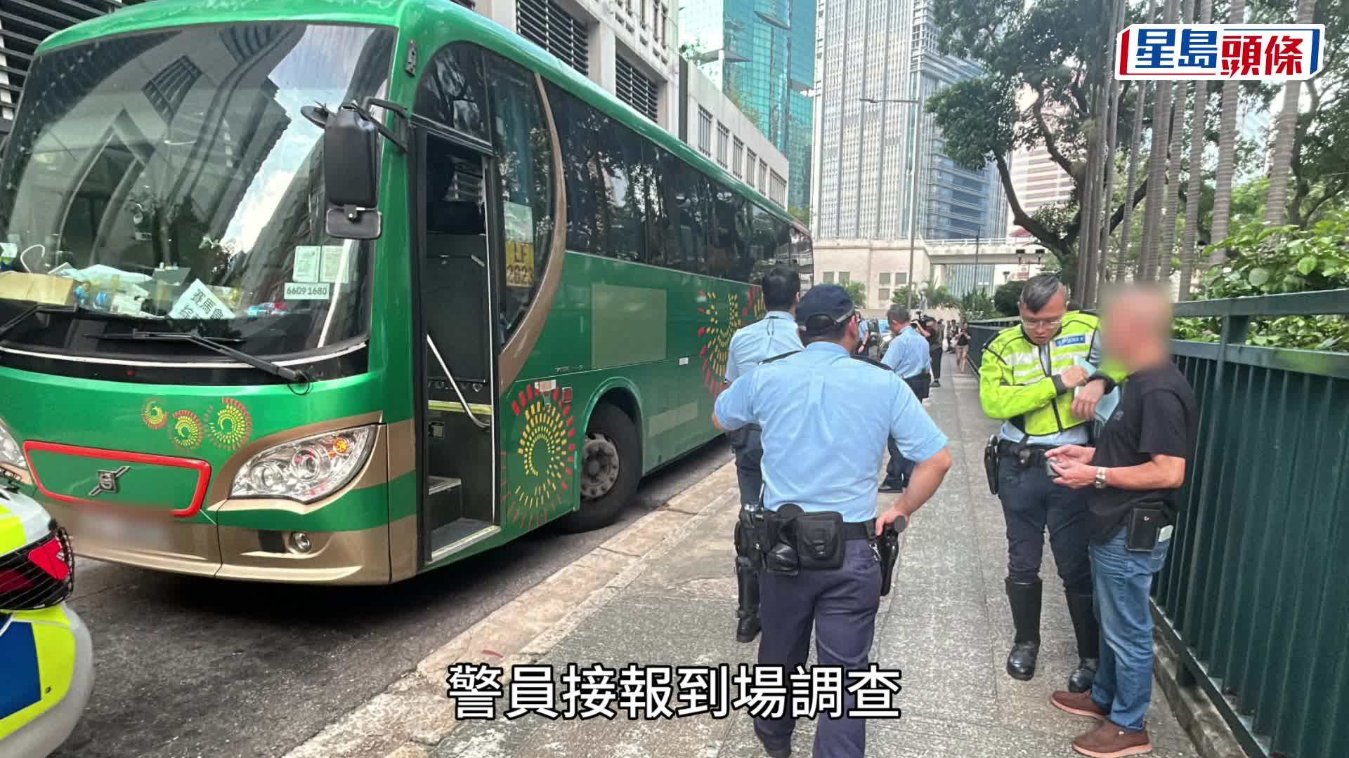 北角旅遊巴倒車撞爛海關總部石柱 無人受傷