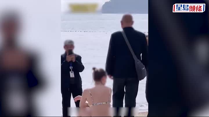 淺水灣泳灘三大爺包圍外籍女 疑強行搭肩摸背合照 網民嘩然促報警｜有片