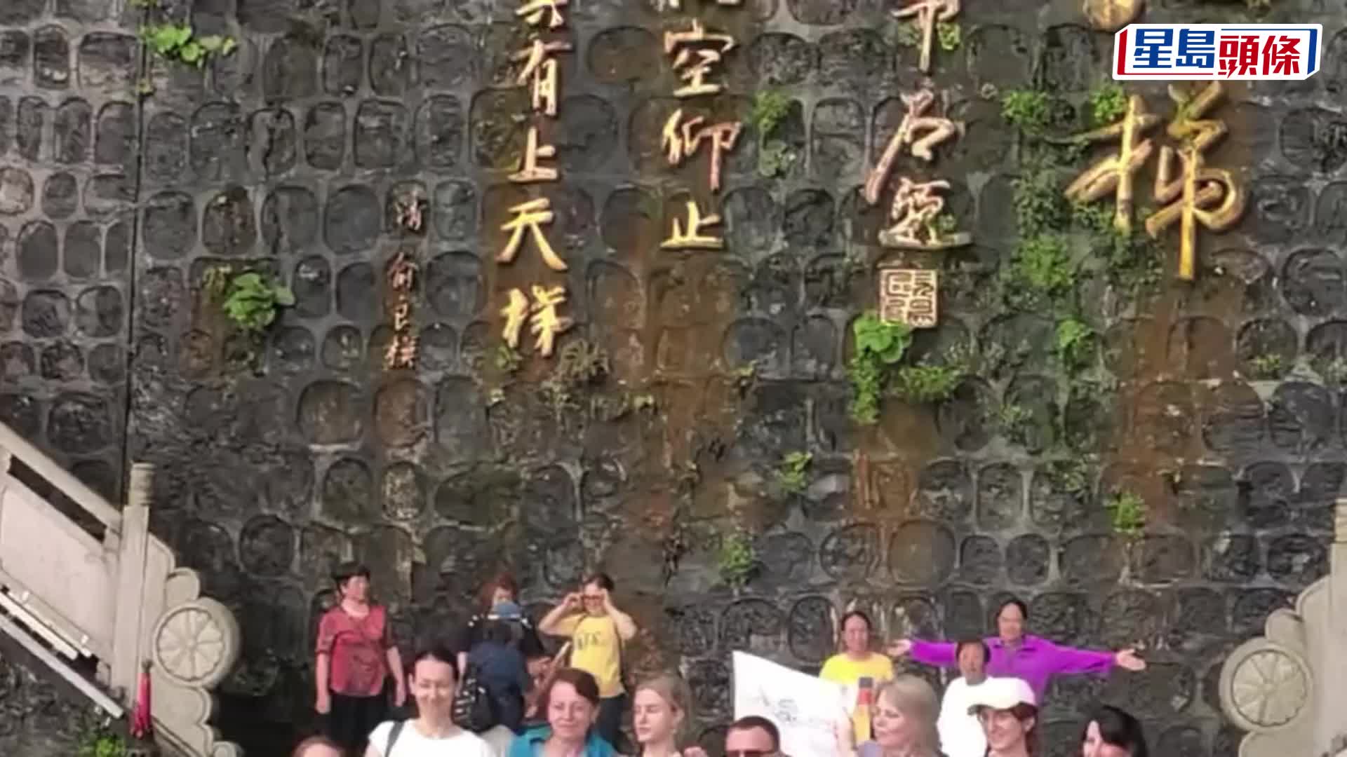 張家界天門山岩石脫落，被網民意外拍下。 抖音