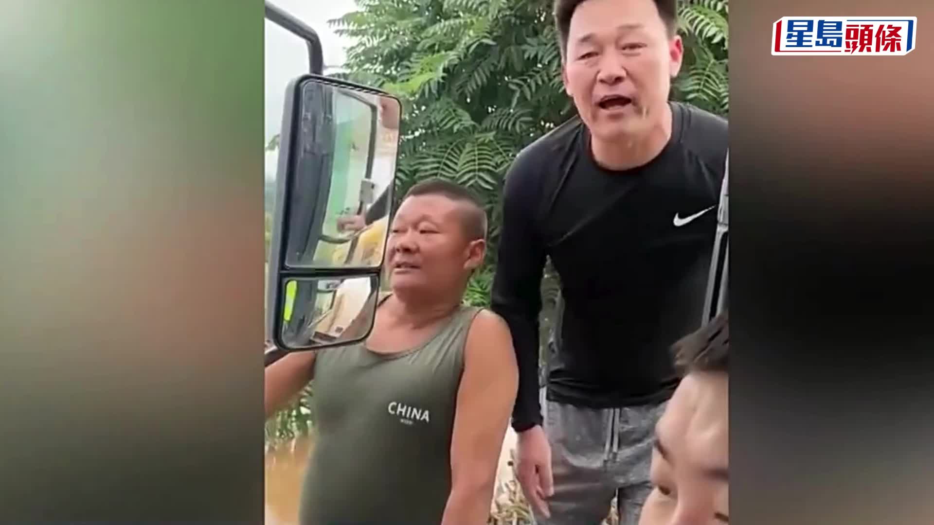 北京暴雨民眾受困，村民自發用鏟泥車協同消防員救出80多人。 央視截圖