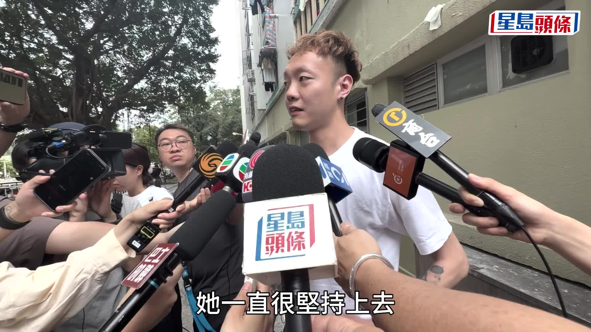 17樓住戶譚先生自備外骨骼步行輔助器，上樓執拾個人物品。梁國峰攝