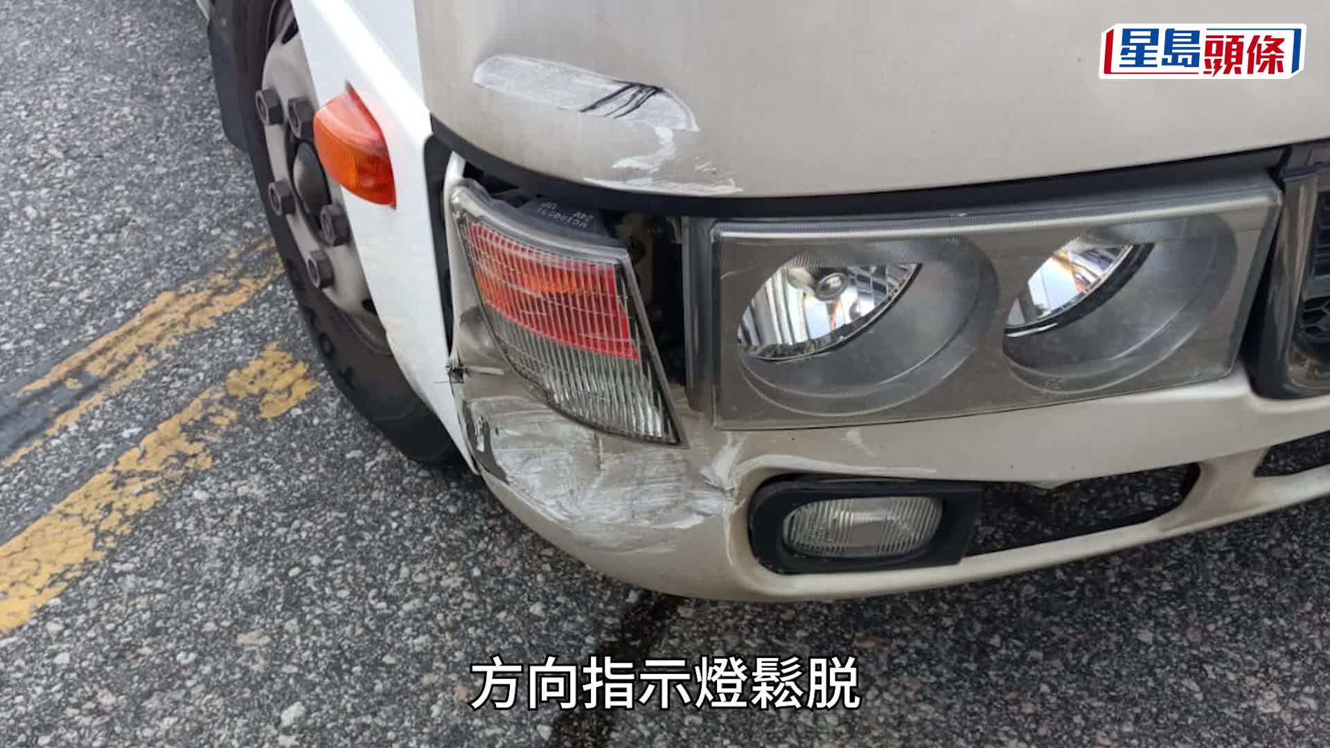 學校小巴與私家車相撞。讀者提供圖片