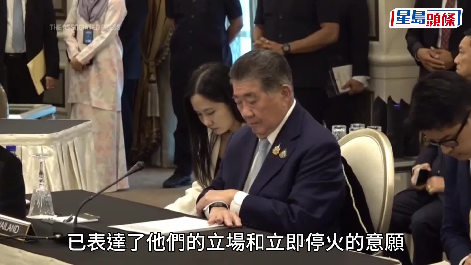 （左起）安華、洪瑪奈、普坦在停火會談後一同見記者。 美聯社