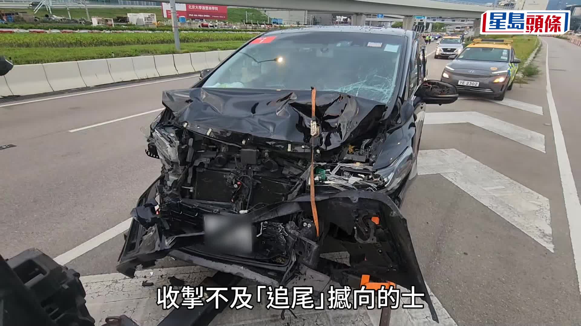 機場路兩車相撞 的士撼成廢鐵司機昏迷送院 