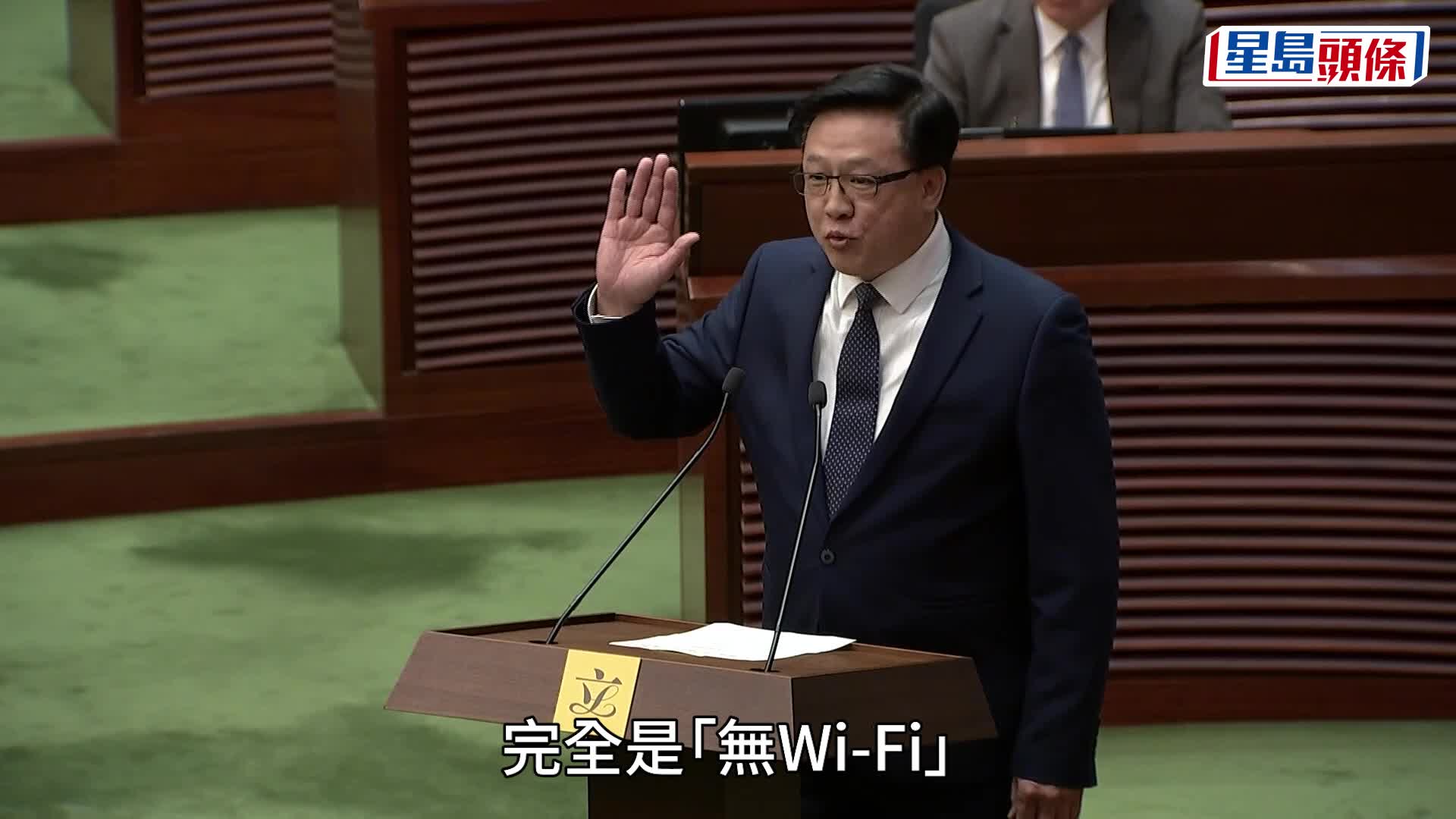 立法会宣誓︱何君尧为背稿甩辘解画：你企我呢个位会知咩叫「发台瘟」