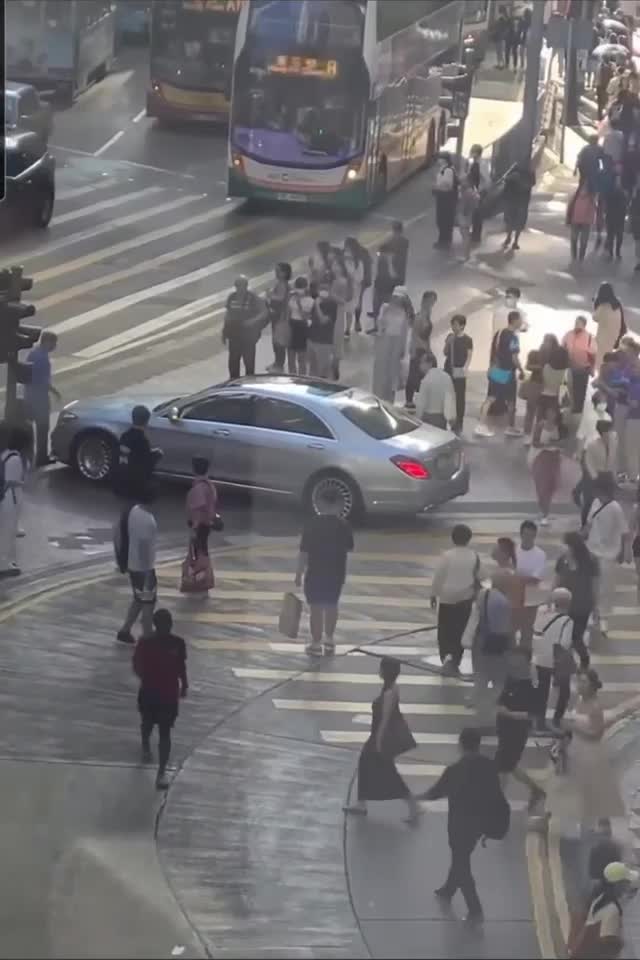 銅鑼灣平治剷上行人路抄捷徑 阿叔挺身而出攔車喝回｜車Cam直擊