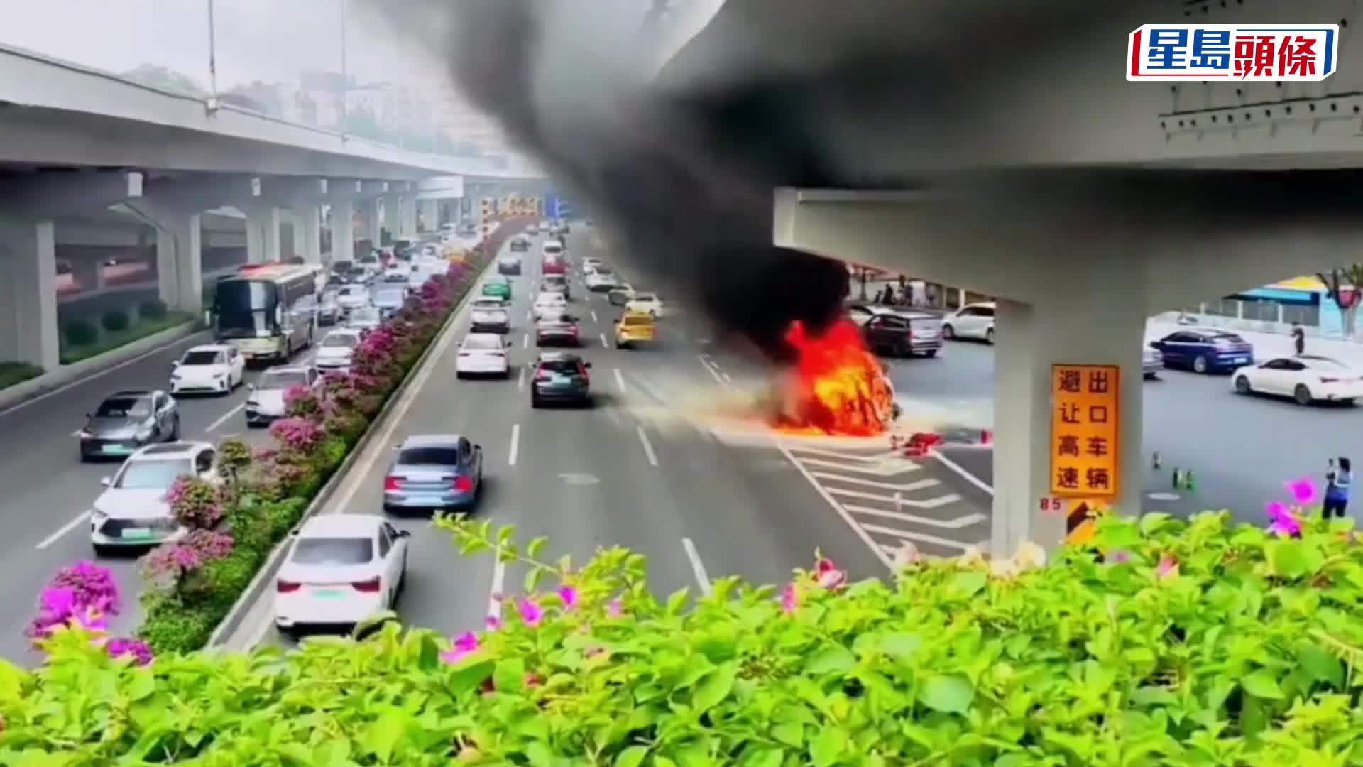 网络热传宝马与的士相撞的影片。