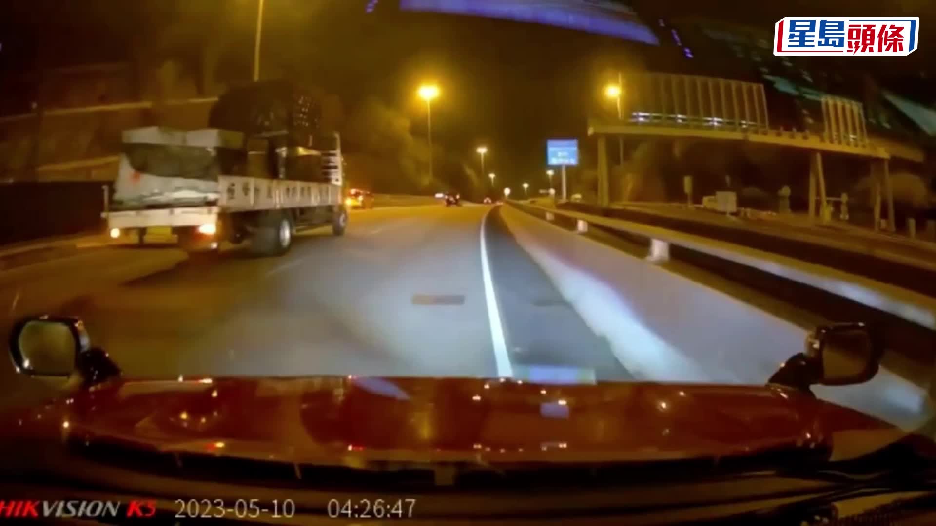 私家车突然高速驶至险酿车祸。