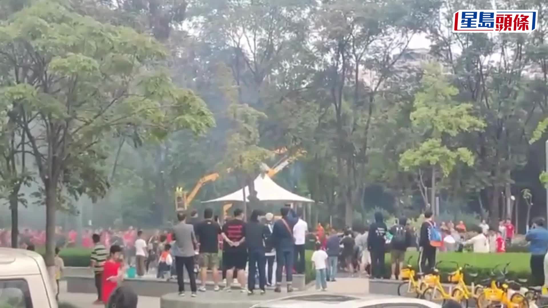 成都與河南球迷互毆，有球迷投擲煙霧彈。