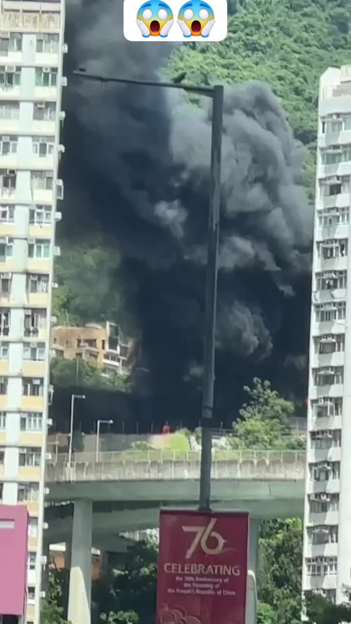 私家車火勢猛烈。梁國峰攝