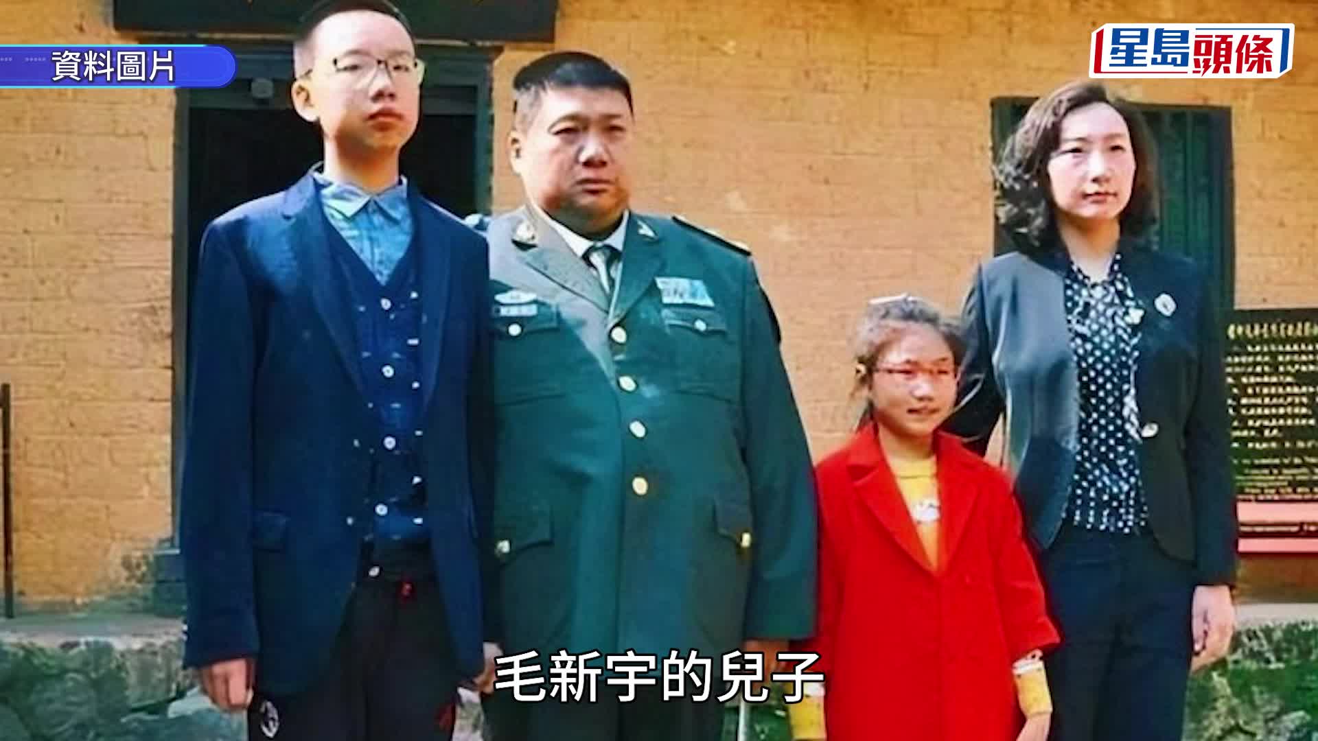 毛東東在毛岸英銅像旁留影。
