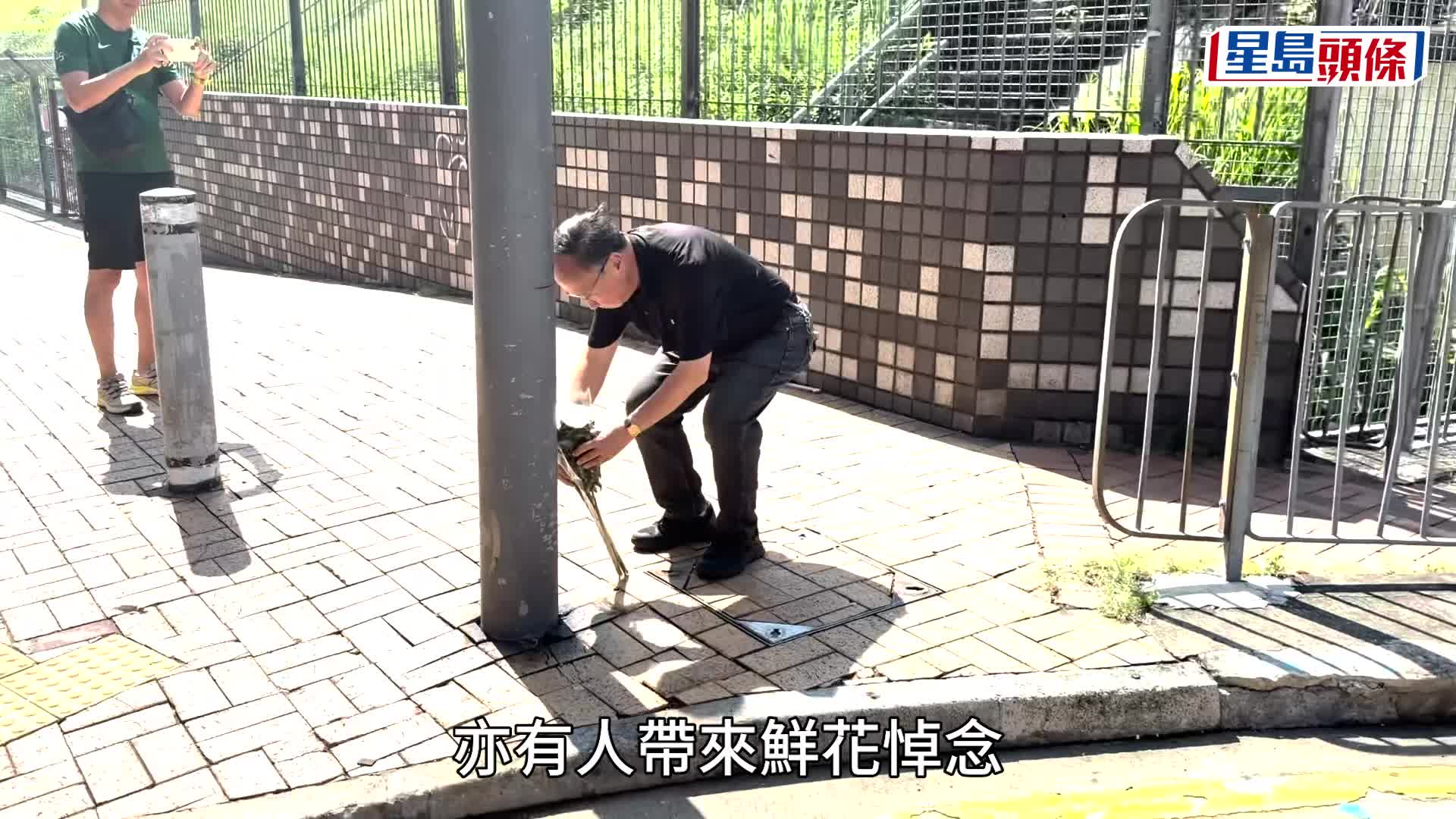 有街坊到意外現場拜祭悼念死者。